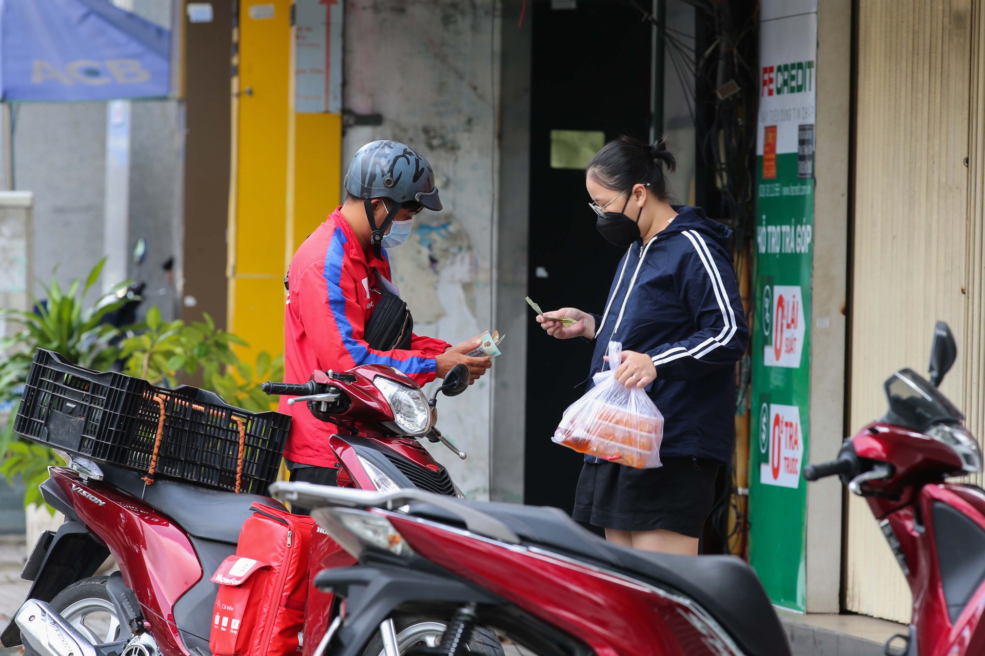 Đường phố TP HCM nhộn nhịp hơn khi shipper được giao h&agrave;ng li&ecirc;n quận - Ảnh 11.