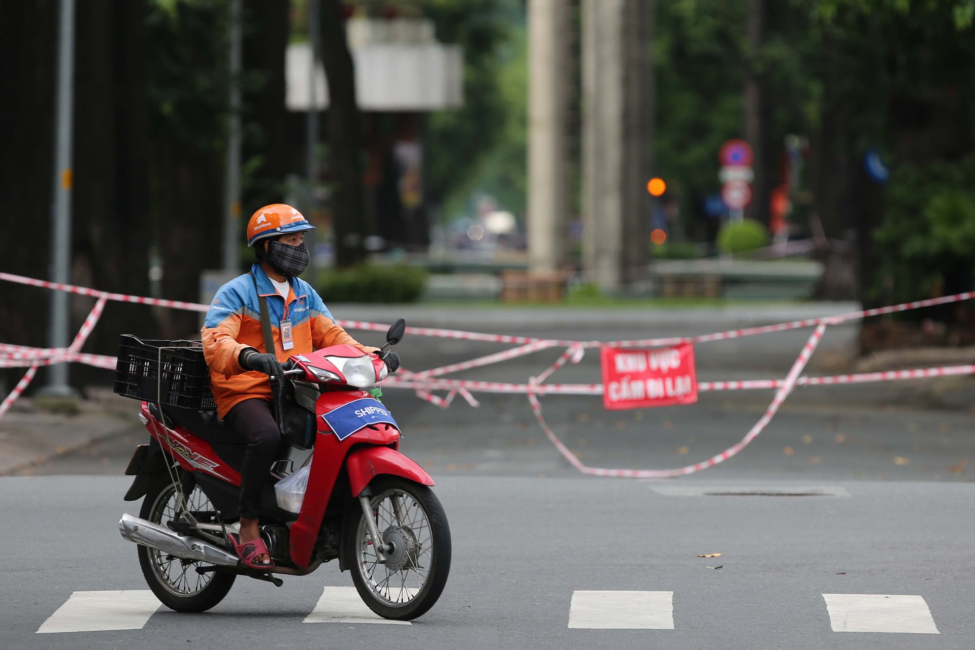 Đường phố TP HCM nhộn nhịp hơn khi shipper được giao h&agrave;ng li&ecirc;n quận - Ảnh 9.