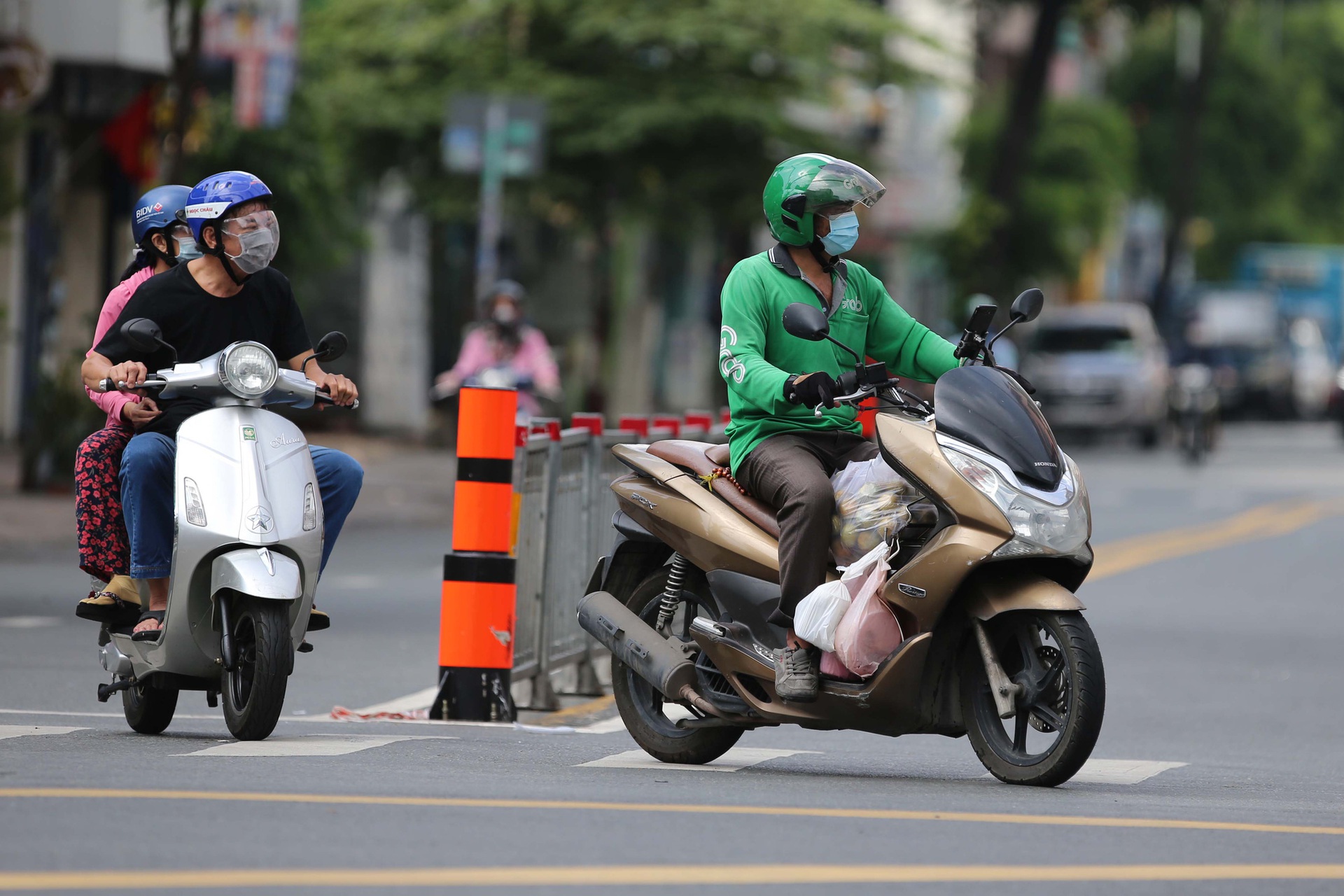Đường phố TP HCM nhộn nhịp hơn khi shipper được giao h&agrave;ng li&ecirc;n quận - Ảnh 2.