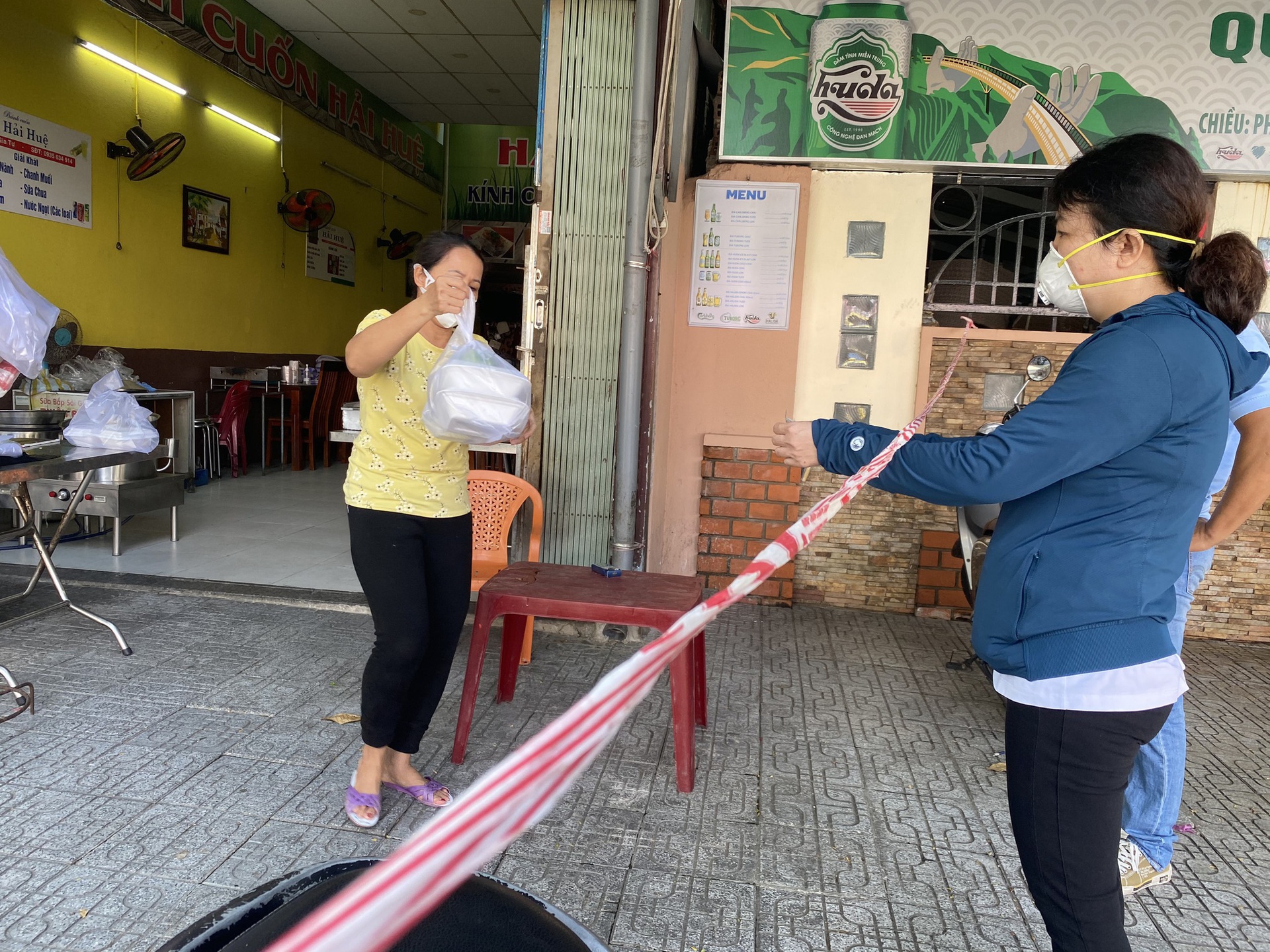 Đ&agrave; Nẵng ng&agrave;y đầu nới lỏng gi&atilde;n c&aacute;ch, nhiều h&agrave;ng qu&aacute;n v&ugrave;ng xanh mở cửa trở lại - Ảnh 2.