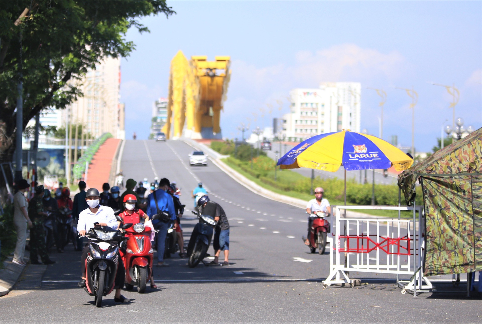 Đ&agrave; Nẵng ng&agrave;y đầu nới lỏng gi&atilde;n c&aacute;ch, nhiều h&agrave;ng qu&aacute;n v&ugrave;ng xanh mở cửa trở lại - Ảnh 11.