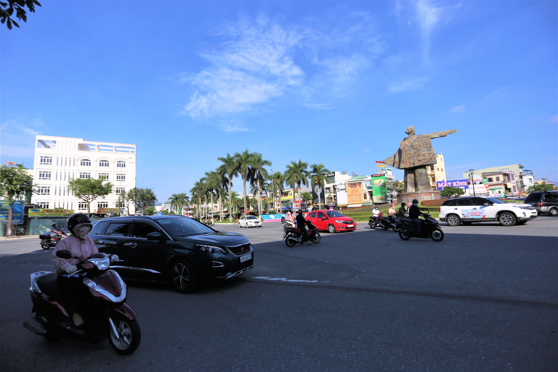 Đ&agrave; Nẵng ng&agrave;y đầu nới lỏng gi&atilde;n c&aacute;ch, nhiều h&agrave;ng qu&aacute;n v&ugrave;ng xanh mở cửa trở lại - Ảnh 9.