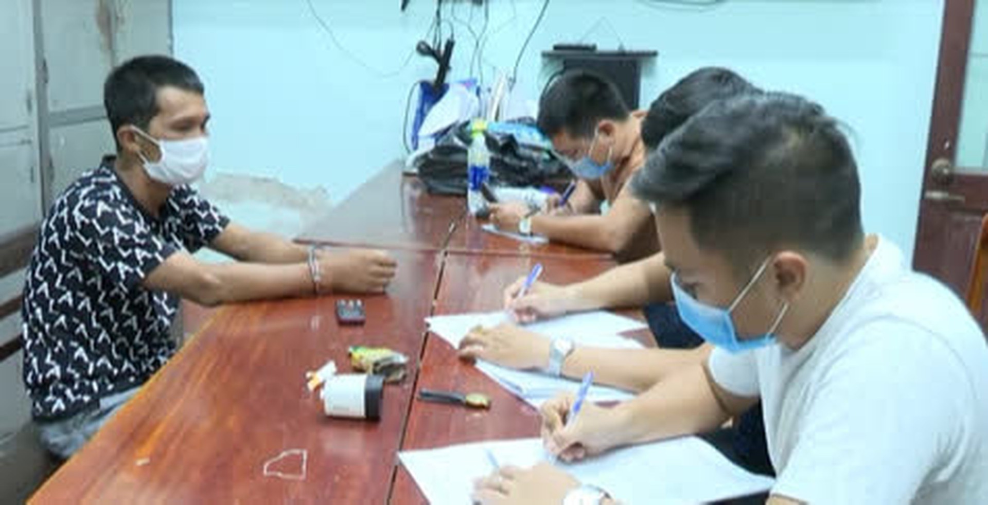 Đột nhập qu&aacute;n nhậu, t&ecirc;n trộm th&aacute;o cả... camera an ninh mang đi b&aacute;n - Ảnh 1.
