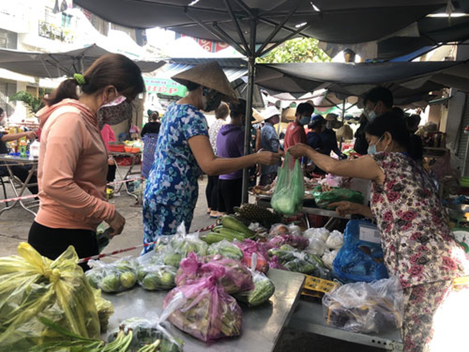 Đi chợ truyền thống, phải biết c&aacute;ch xa nhau... - Ảnh 1.
