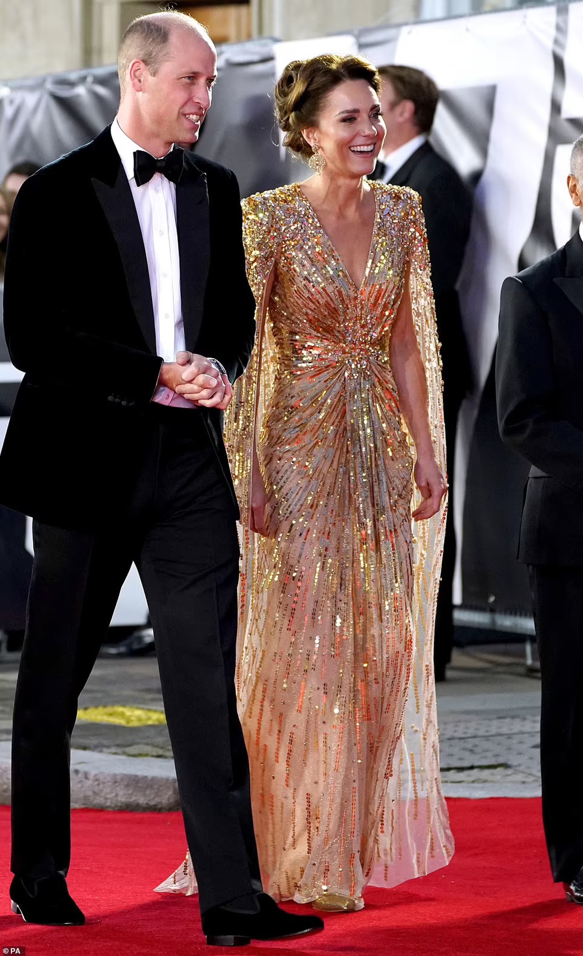 C&ocirc;ng nương Kate Middleton lộng lẫy tr&ecirc;n thảm đỏ - Ảnh 2.