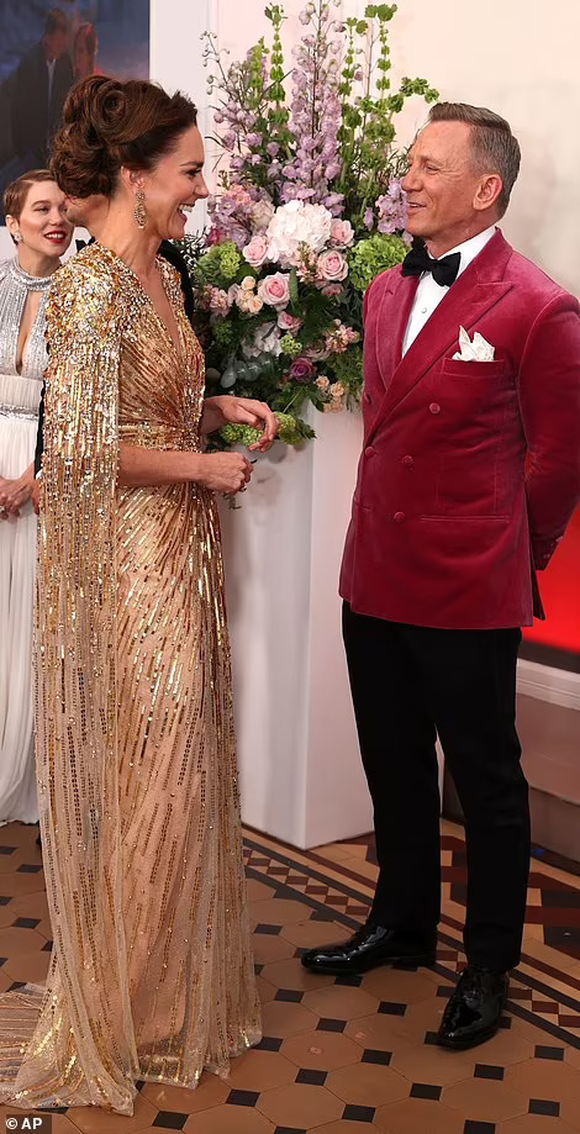 C&ocirc;ng nương Kate Middleton lộng lẫy tr&ecirc;n thảm đỏ - Ảnh 3.