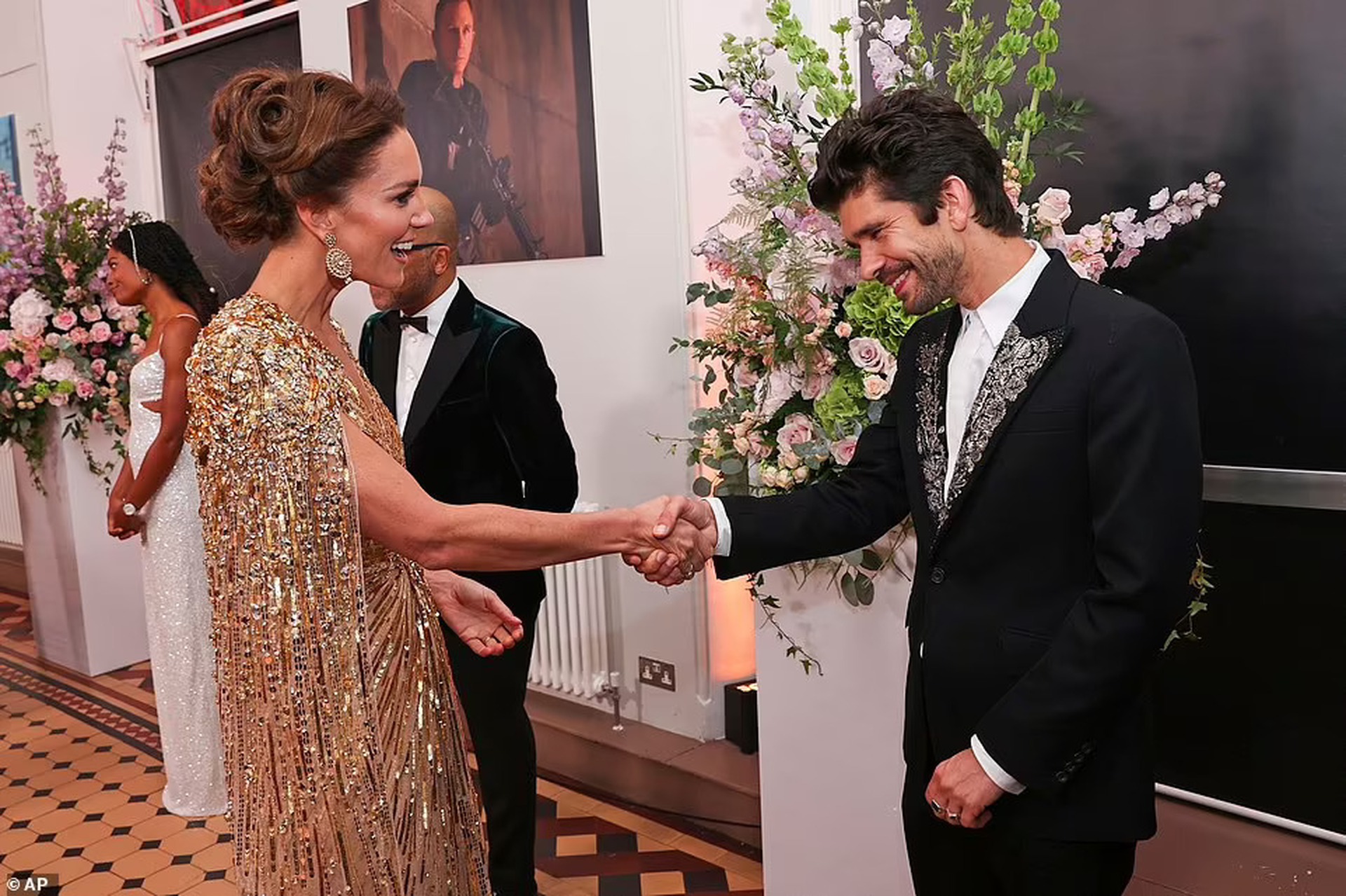 C&ocirc;ng nương Kate Middleton lộng lẫy tr&ecirc;n thảm đỏ - Ảnh 4.