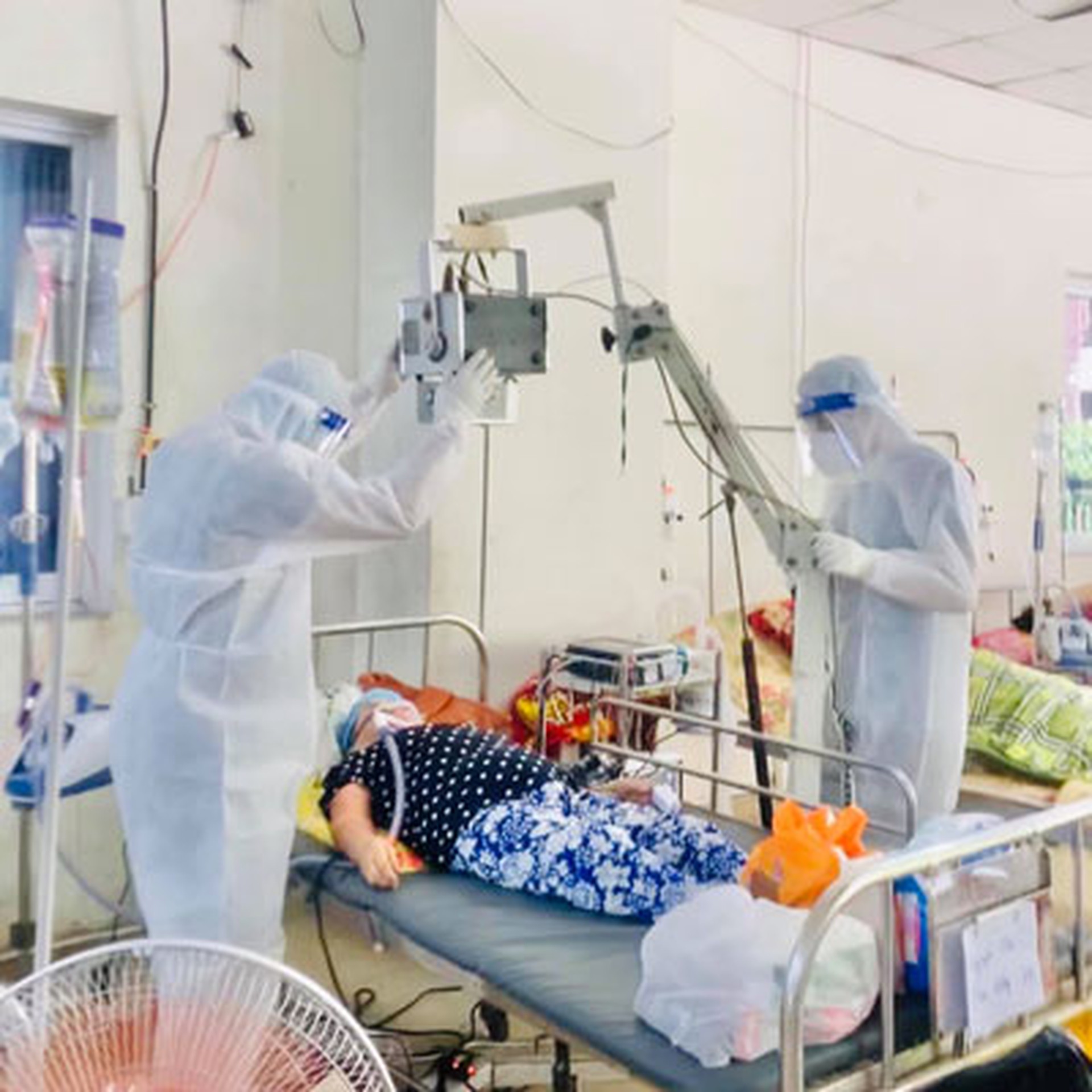 Chăm s&oacute;c bệnh nh&acirc;n ung thư mắc Covid-19 - Ảnh 1.