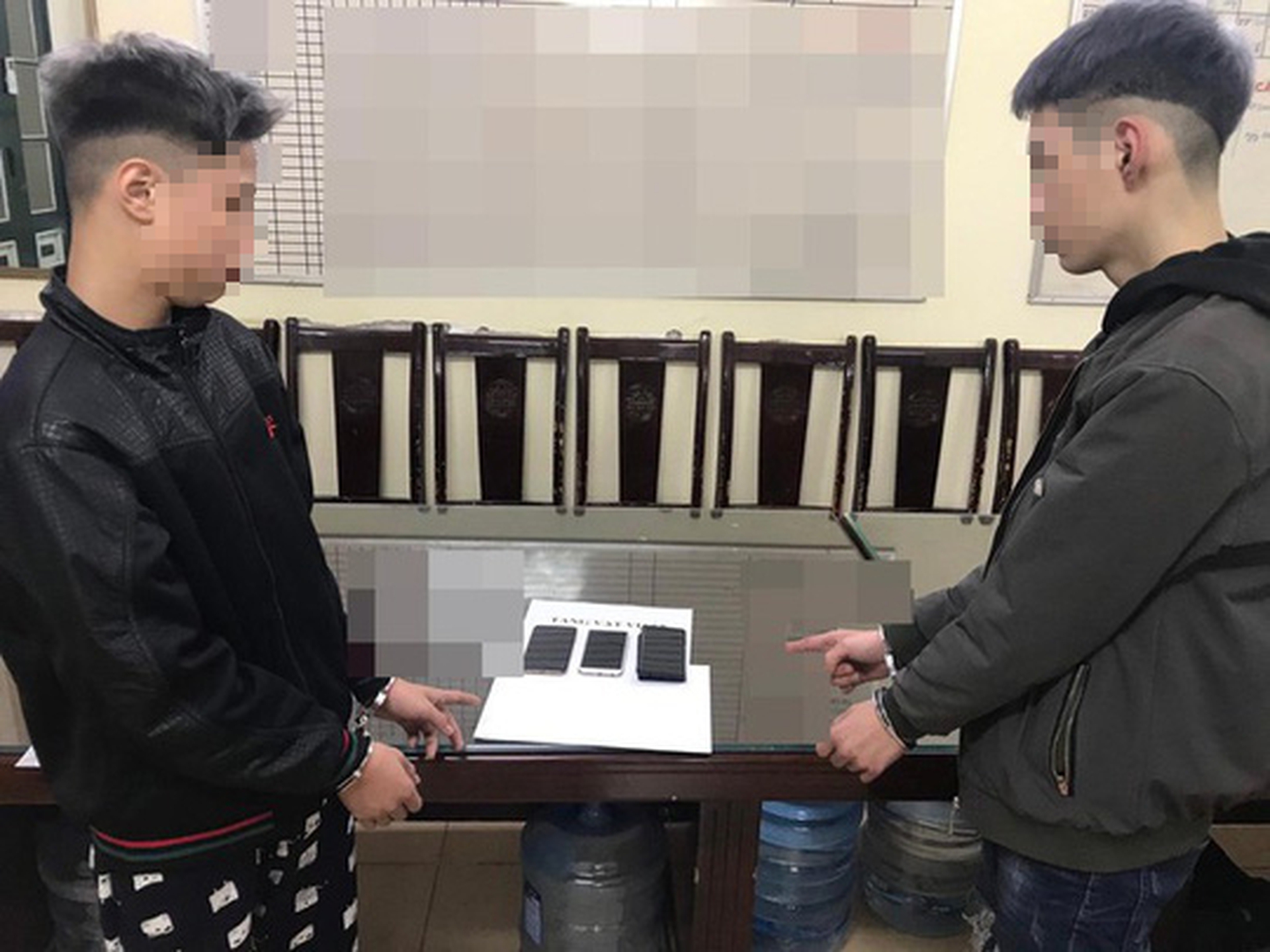Học sinh lớp 8 c&ugrave;ng đồng bọn g&acirc;y ra h&agrave;ng loạt vụ cướp giật t&agrave;i sản - Ảnh 1.