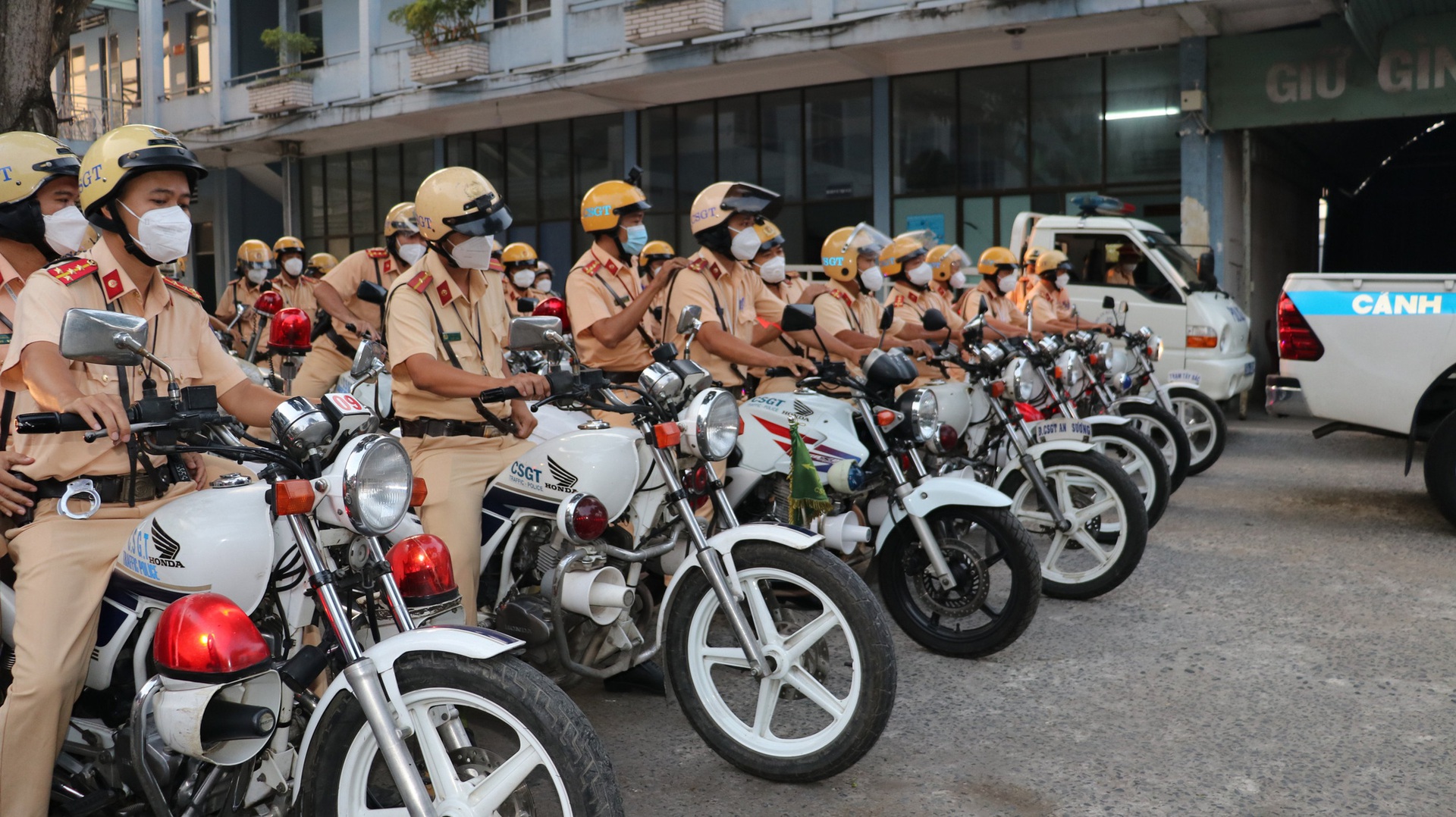 CSGT TP HCM ra qu&acirc;n bảo vệ cửa ng&otilde; th&agrave;nh phố dịp Tết Nguy&ecirc;n đ&aacute;n - Ảnh 3.