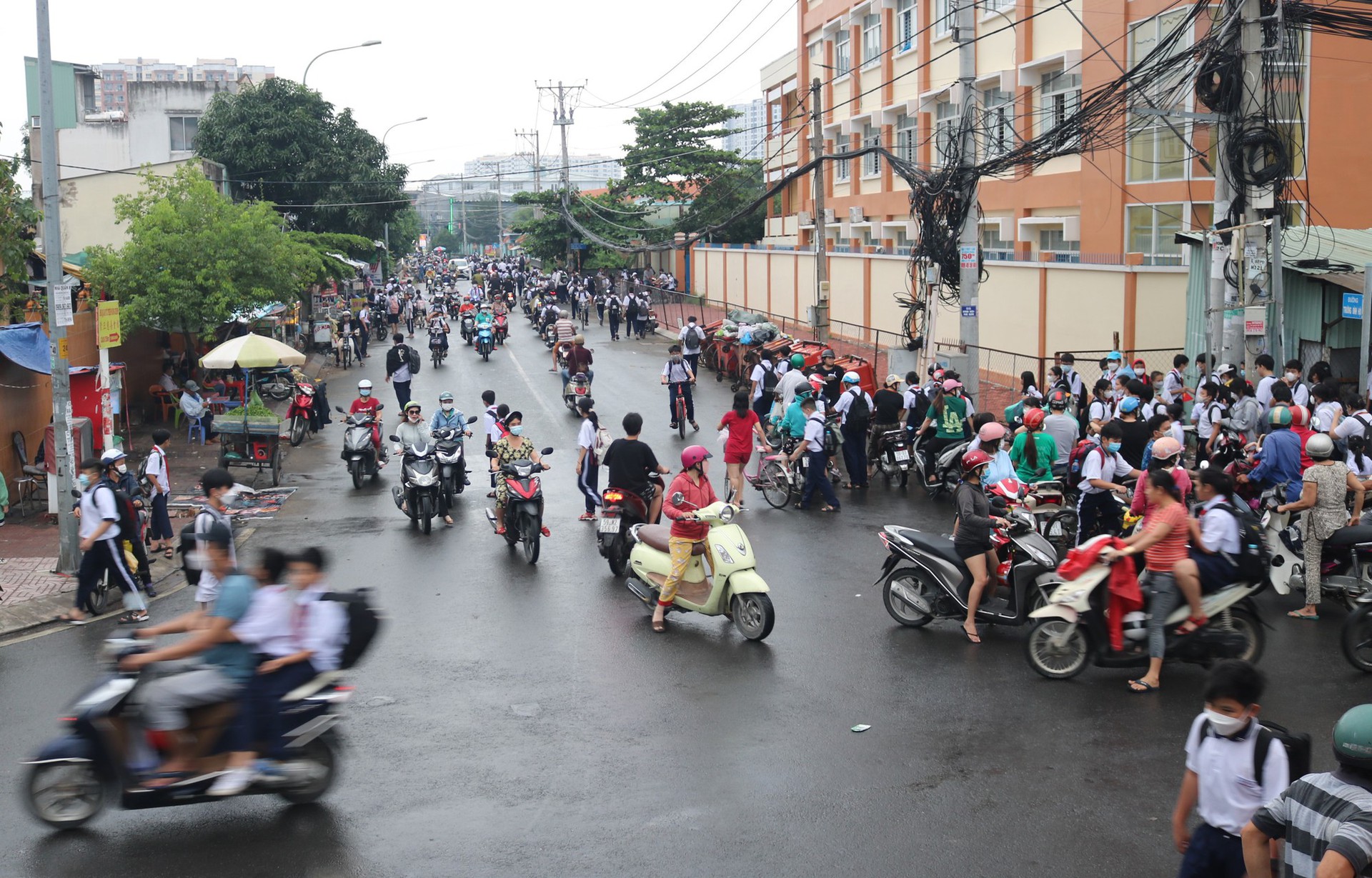 TP HCM: Cảnh bất ngờ ở con đường b&igrave; b&otilde;m mỗi khi triều cường - Ảnh 1.