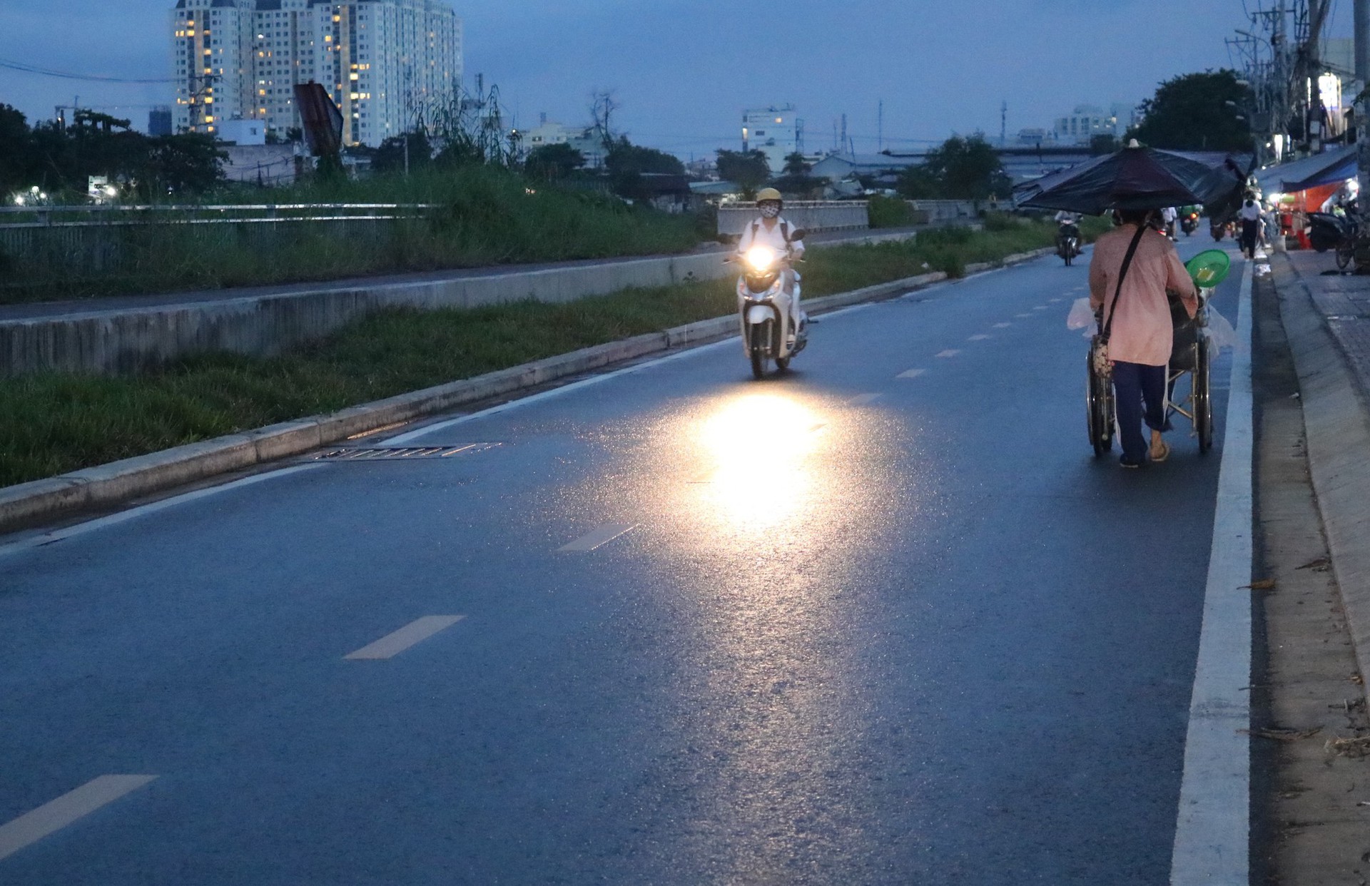 TP HCM: Cảnh bất ngờ ở con đường b&igrave; b&otilde;m mỗi khi triều cường - Ảnh 4.