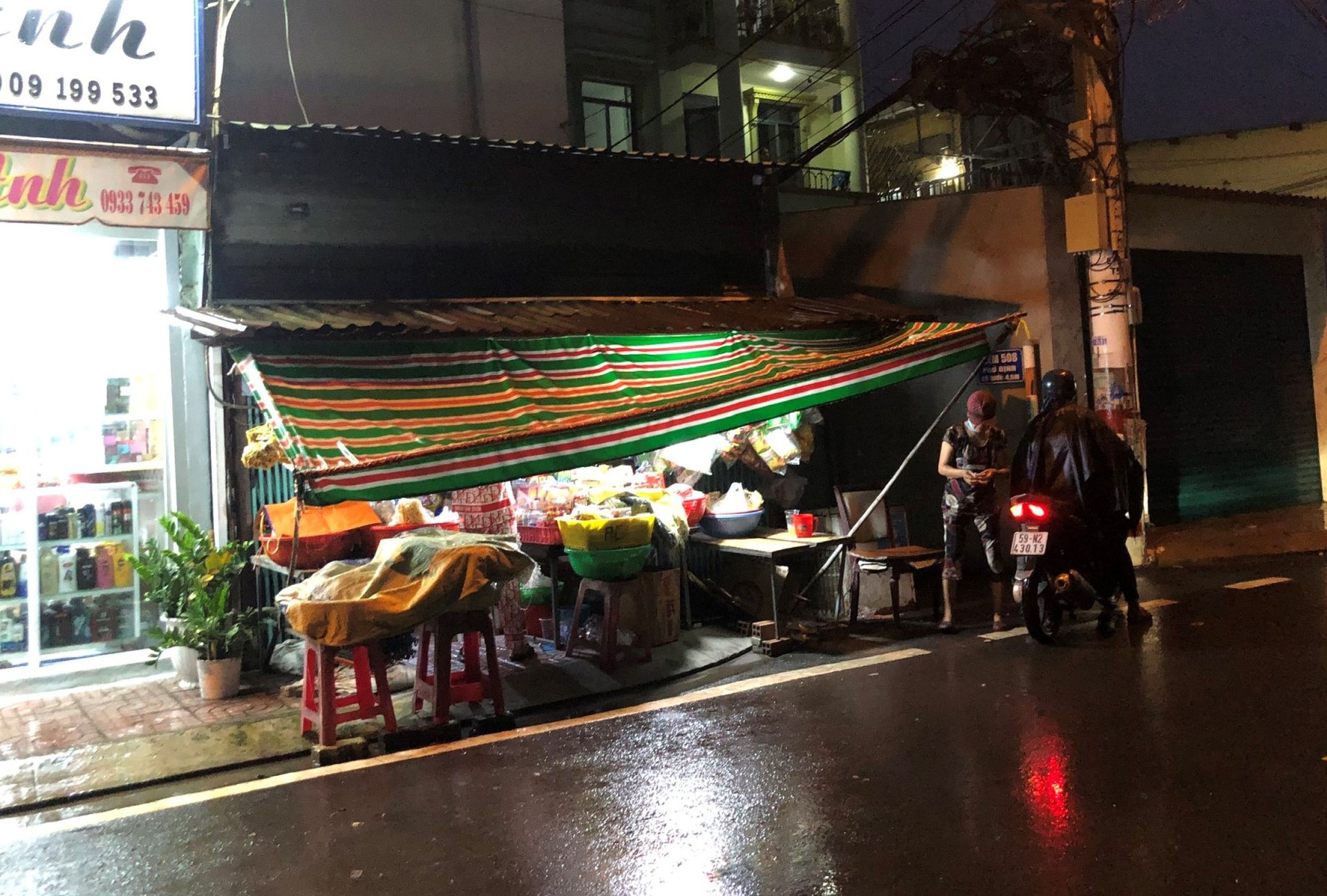 TP HCM: Cảnh bất ngờ ở con đường b&igrave; b&otilde;m mỗi khi triều cường - Ảnh 7.