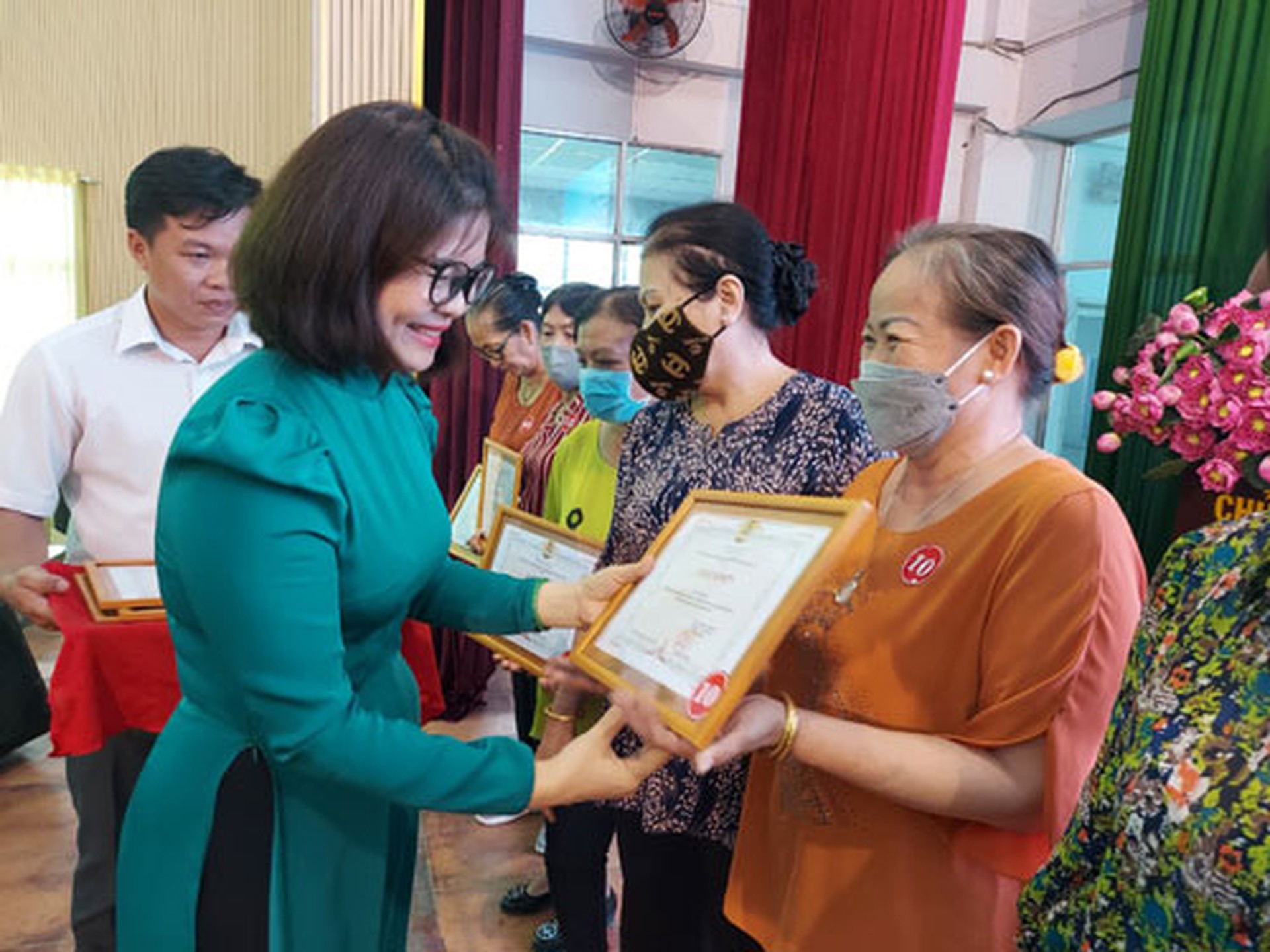 Chăm lo to&agrave;n diện cho lao động nữ - Ảnh 1.