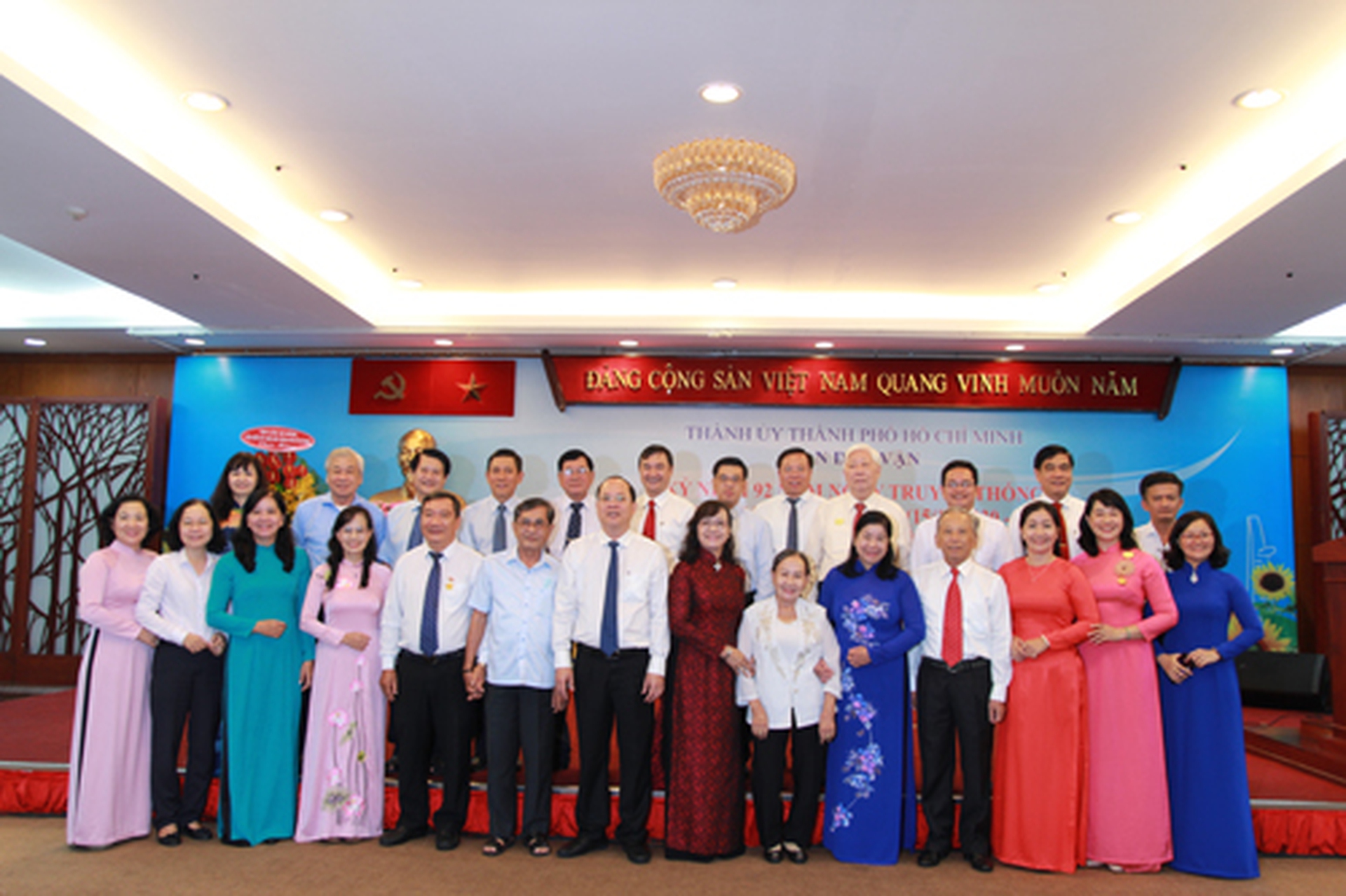 TP HCM tuy&ecirc;n dương 186 điển h&igrave;nh D&acirc;n vận kh&eacute;o - Ảnh 1.