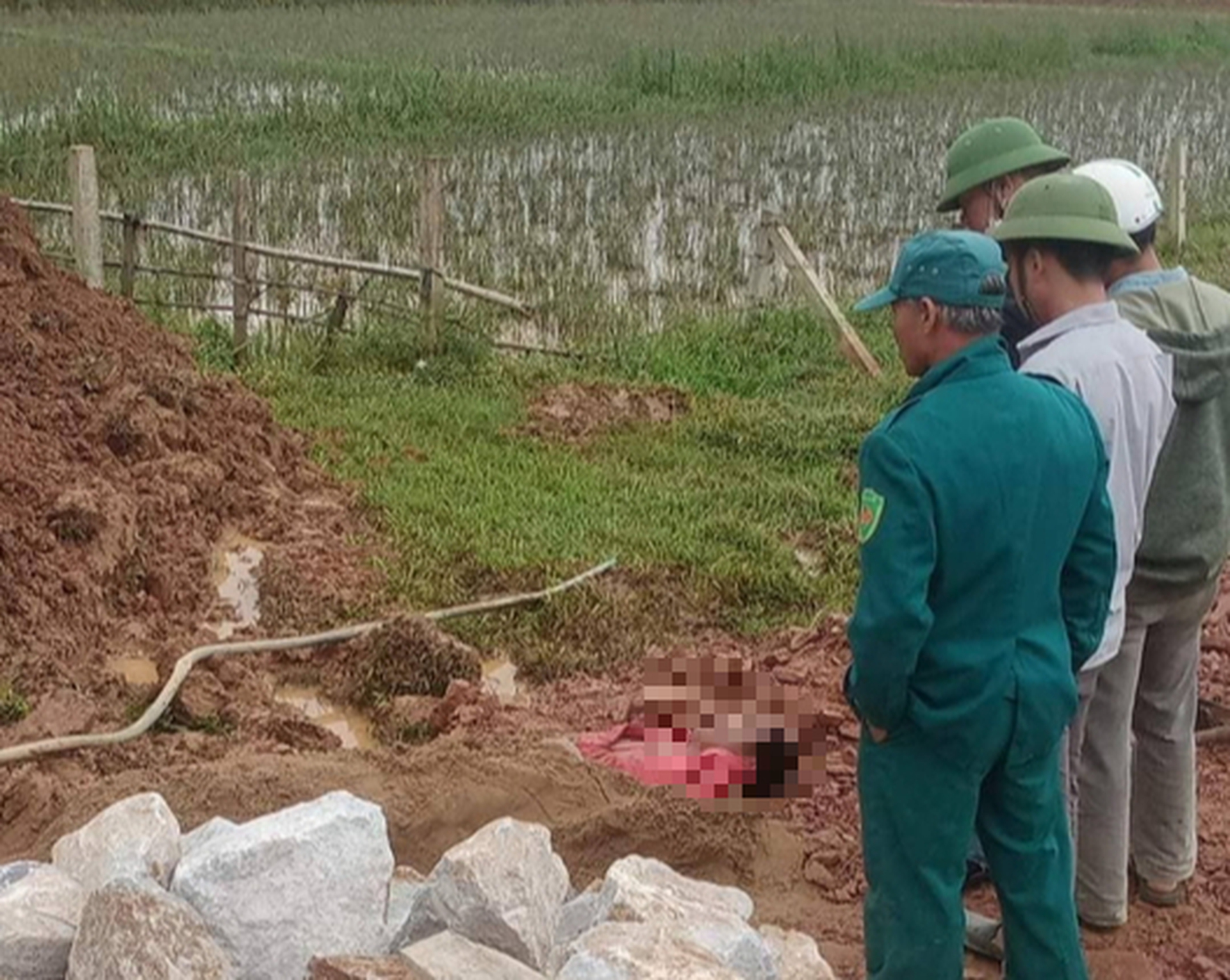 Đi phụ hồ, nam thanh ni&ecirc;n khuyết tật bị điện giật tử vong - Ảnh 1.