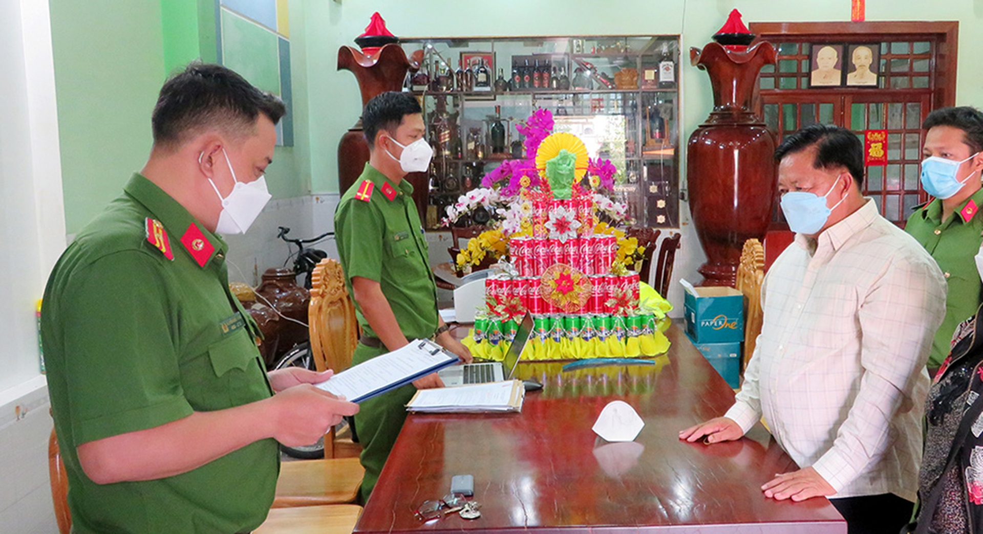 Danh t&iacute;nh những c&aacute;n bộ, cựu c&aacute;n c&ocirc;ng an ở An Giang bị bắt - Ảnh 4.