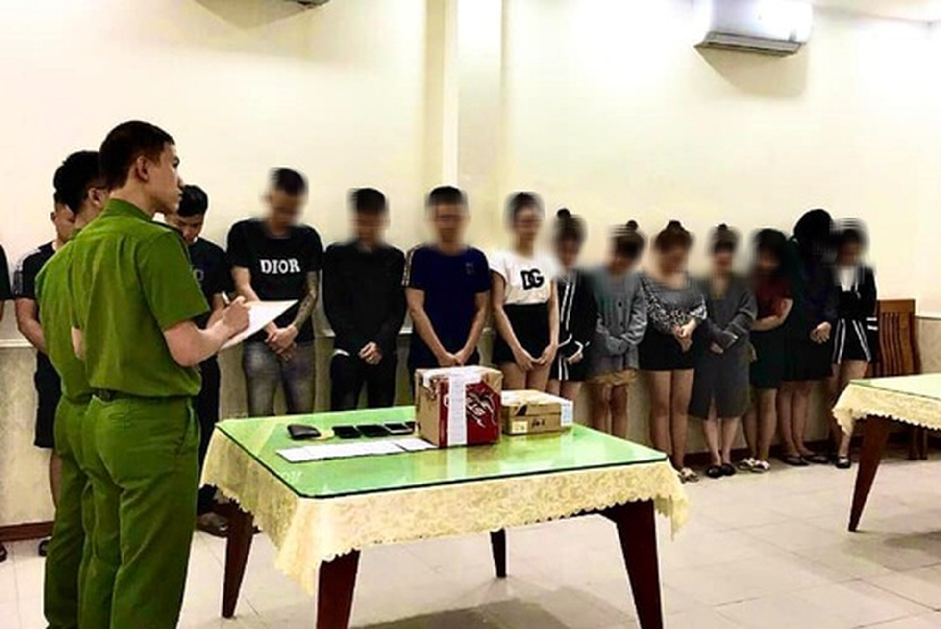 Đột k&iacute;ch qu&aacute;n karaoke, bắt quả tang 16 nam, nữ thanh ni&ecirc;n đang th&aacute;c loạn - Ảnh 1.