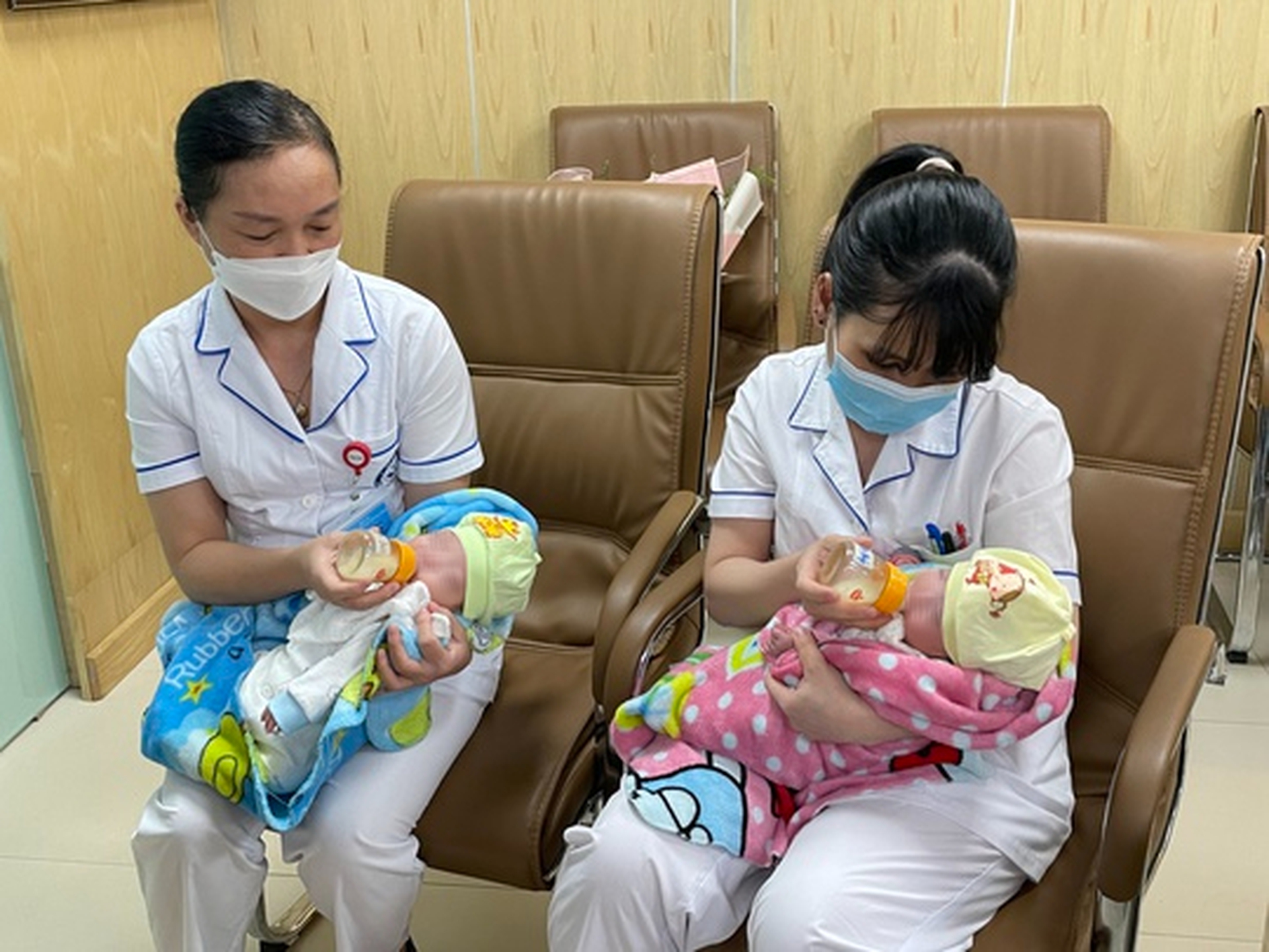 Cặp song sinh 25 tuần tuổi nặng 500 gram được nu&ocirc;i dưỡng th&agrave;nh c&ocirc;ng - Ảnh 2.