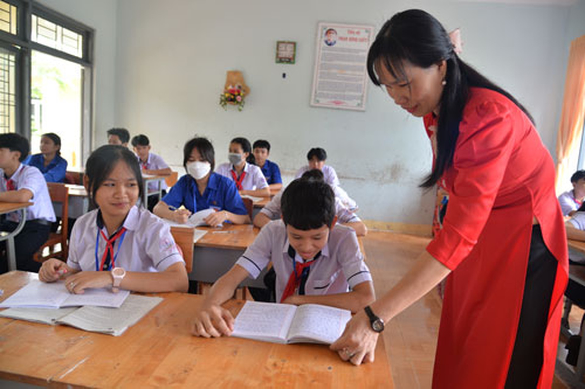 Người thầy k&iacute;nh y&ecirc;u: Hết l&ograve;ng với học sinh v&ugrave;ng cao - Ảnh 1.