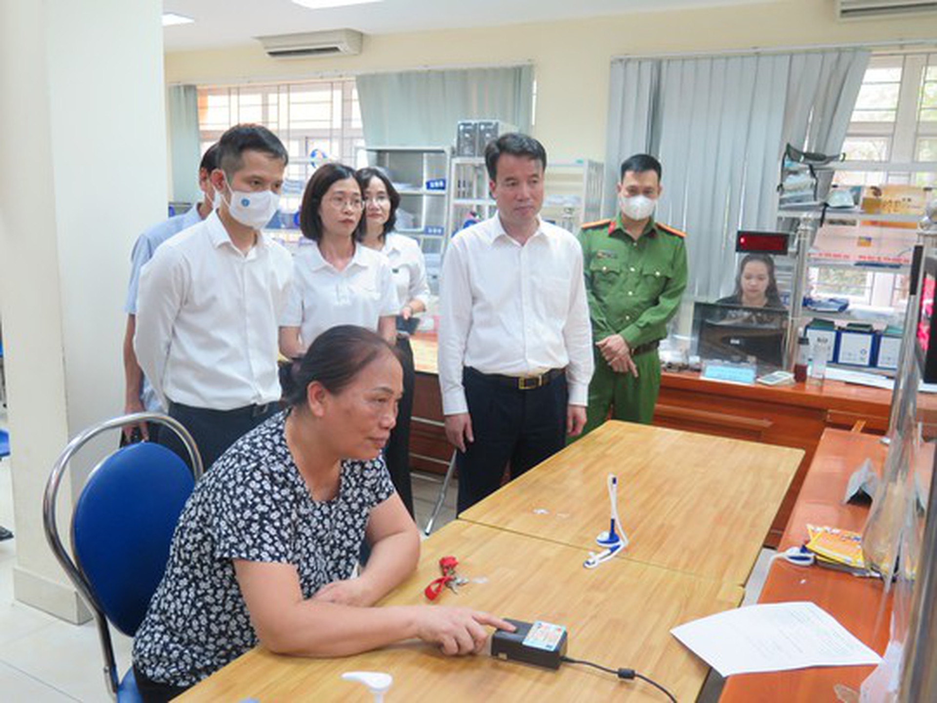 Kh&aacute;m chữa bệnh BHYT, chỉ cần ấn ng&oacute;n tay để nhận diện - Ảnh 2.