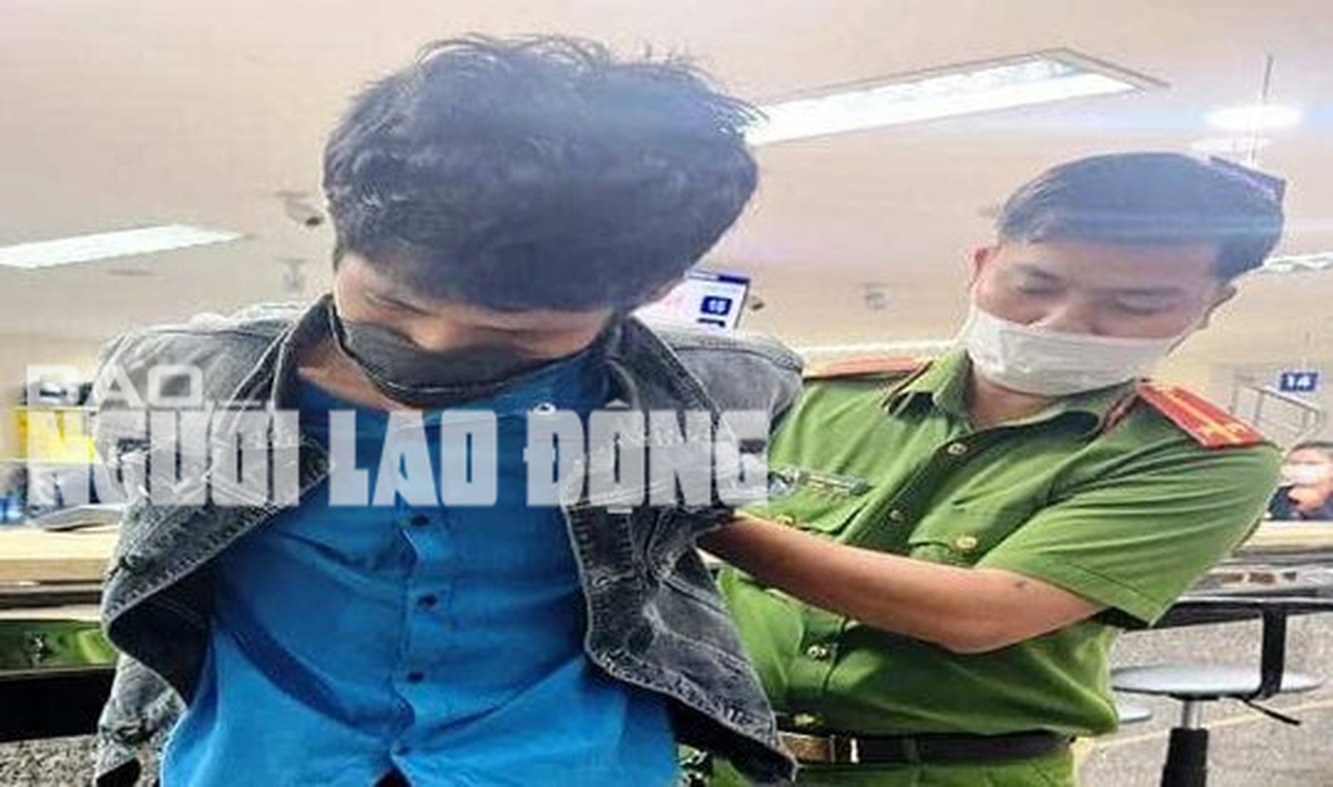 Nam thanh ni&ecirc;n mang s&uacute;ng v&agrave; bom giả x&ocirc;ng v&agrave;o cướp ở ph&ograve;ng giao dịch ng&acirc;n h&agrave;ng - Ảnh 2.