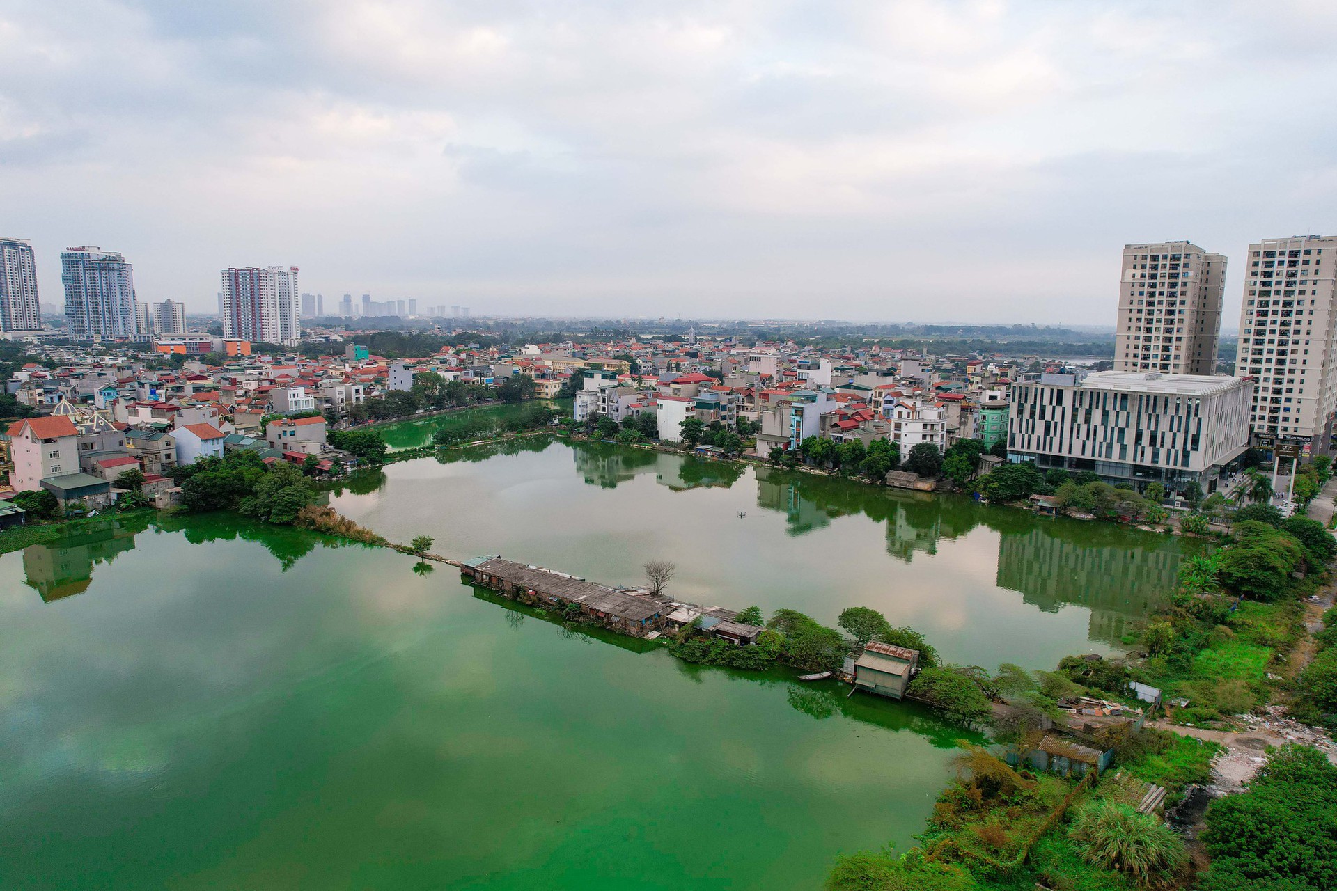 Cận cảnh những hồ nước ở H&agrave; Nội nguy cơ bị &ldquo;khai tử&rdquo; để l&agrave;m nh&agrave;, l&agrave;m đường - Ảnh 10.