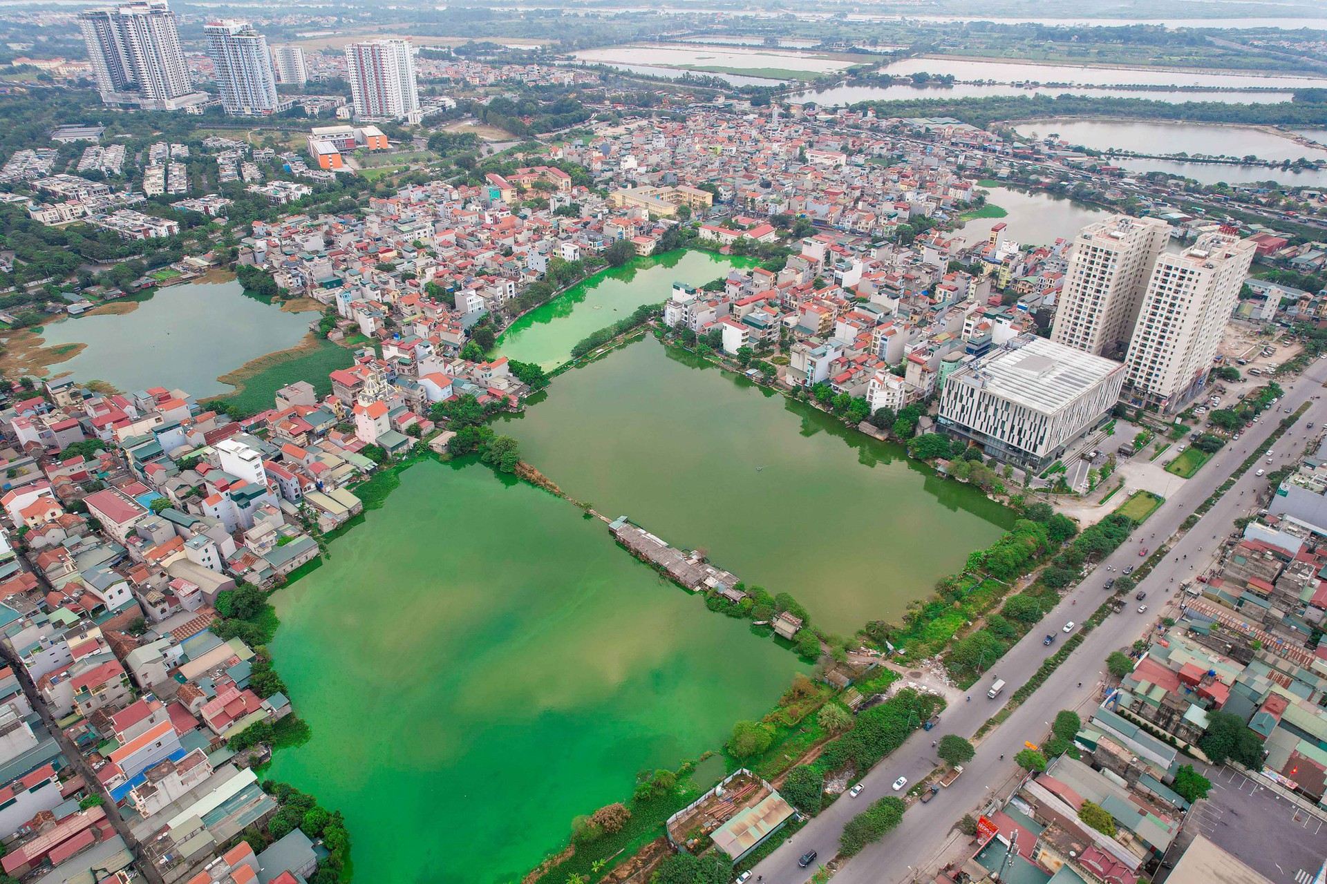 Cận cảnh những hồ nước ở H&agrave; Nội nguy cơ bị &ldquo;khai tử&rdquo; để l&agrave;m nh&agrave;, l&agrave;m đường - Ảnh 8.