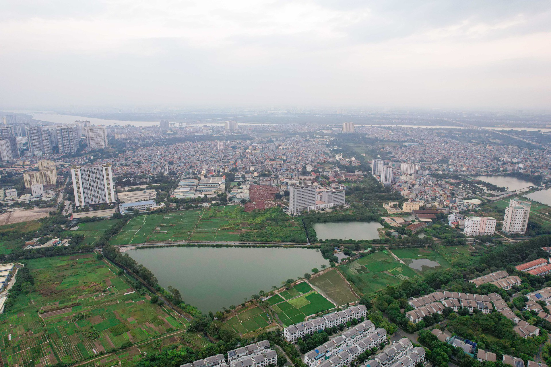 Cận cảnh những hồ nước ở H&agrave; Nội nguy cơ bị &ldquo;khai tử&rdquo; để l&agrave;m nh&agrave;, l&agrave;m đường - Ảnh 4.