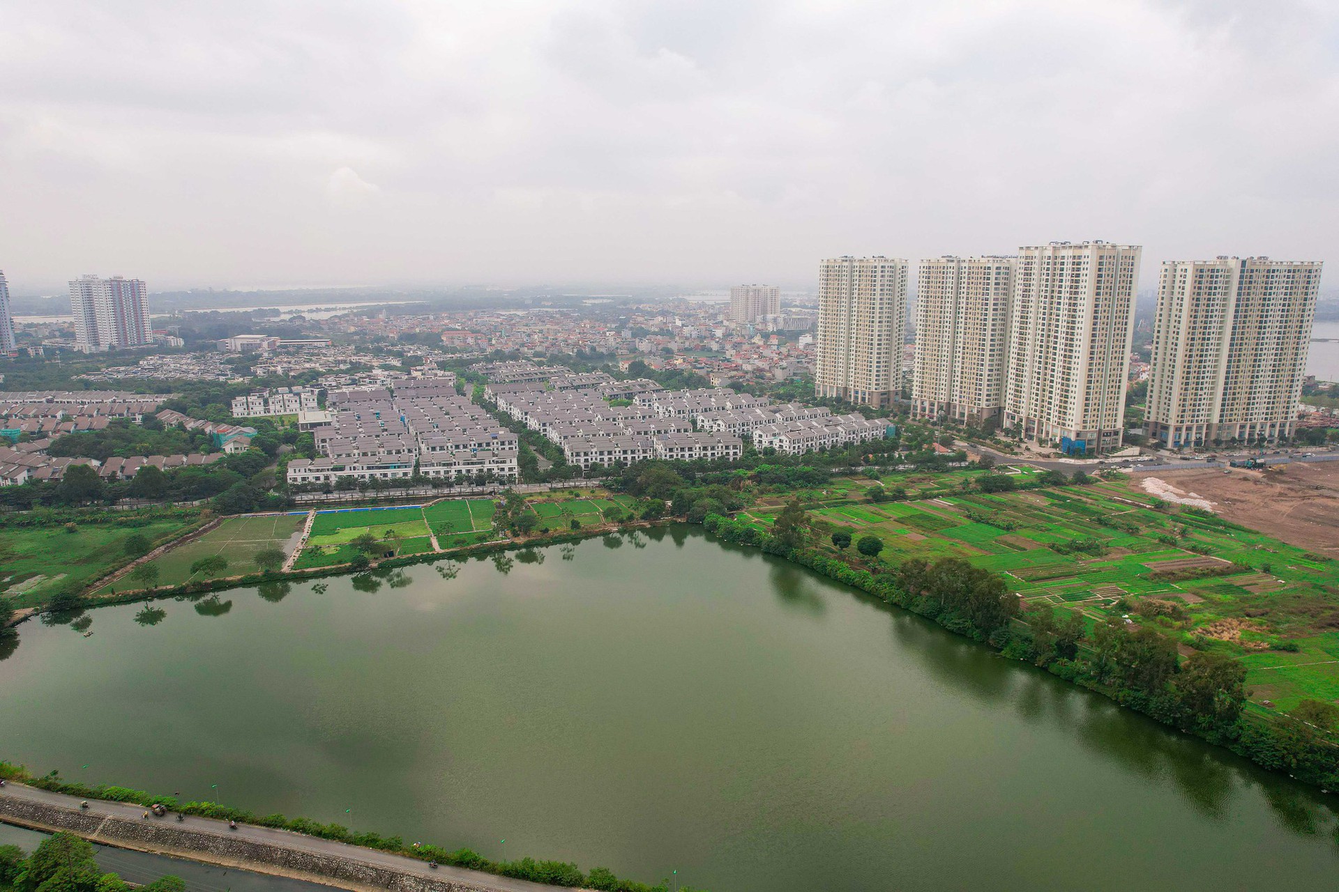 Cận cảnh những hồ nước ở H&agrave; Nội nguy cơ bị &ldquo;khai tử&rdquo; để l&agrave;m nh&agrave;, l&agrave;m đường - Ảnh 2.