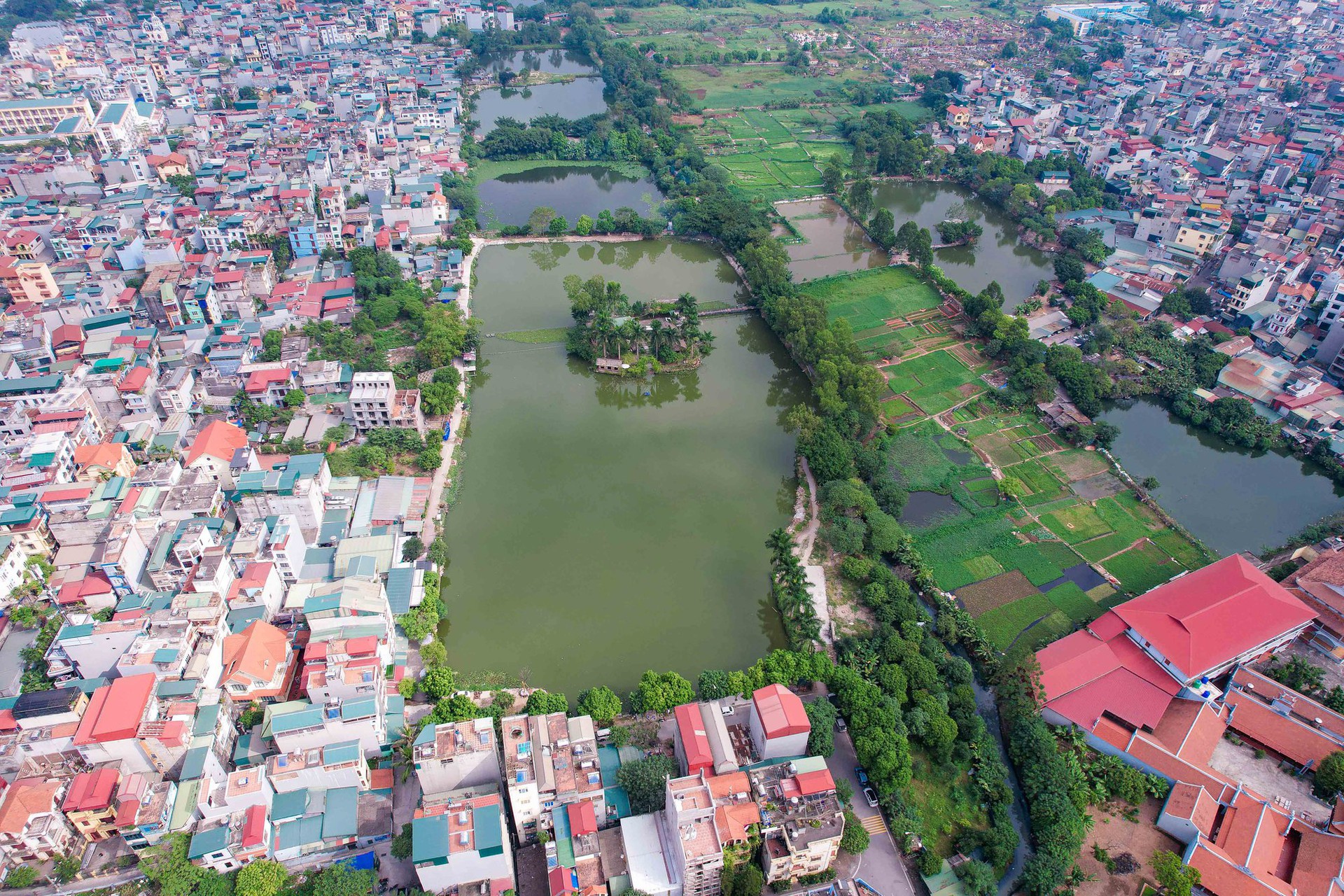 Cận cảnh những hồ nước ở H&agrave; Nội nguy cơ bị &ldquo;khai tử&rdquo; để l&agrave;m nh&agrave;, l&agrave;m đường - Ảnh 5.