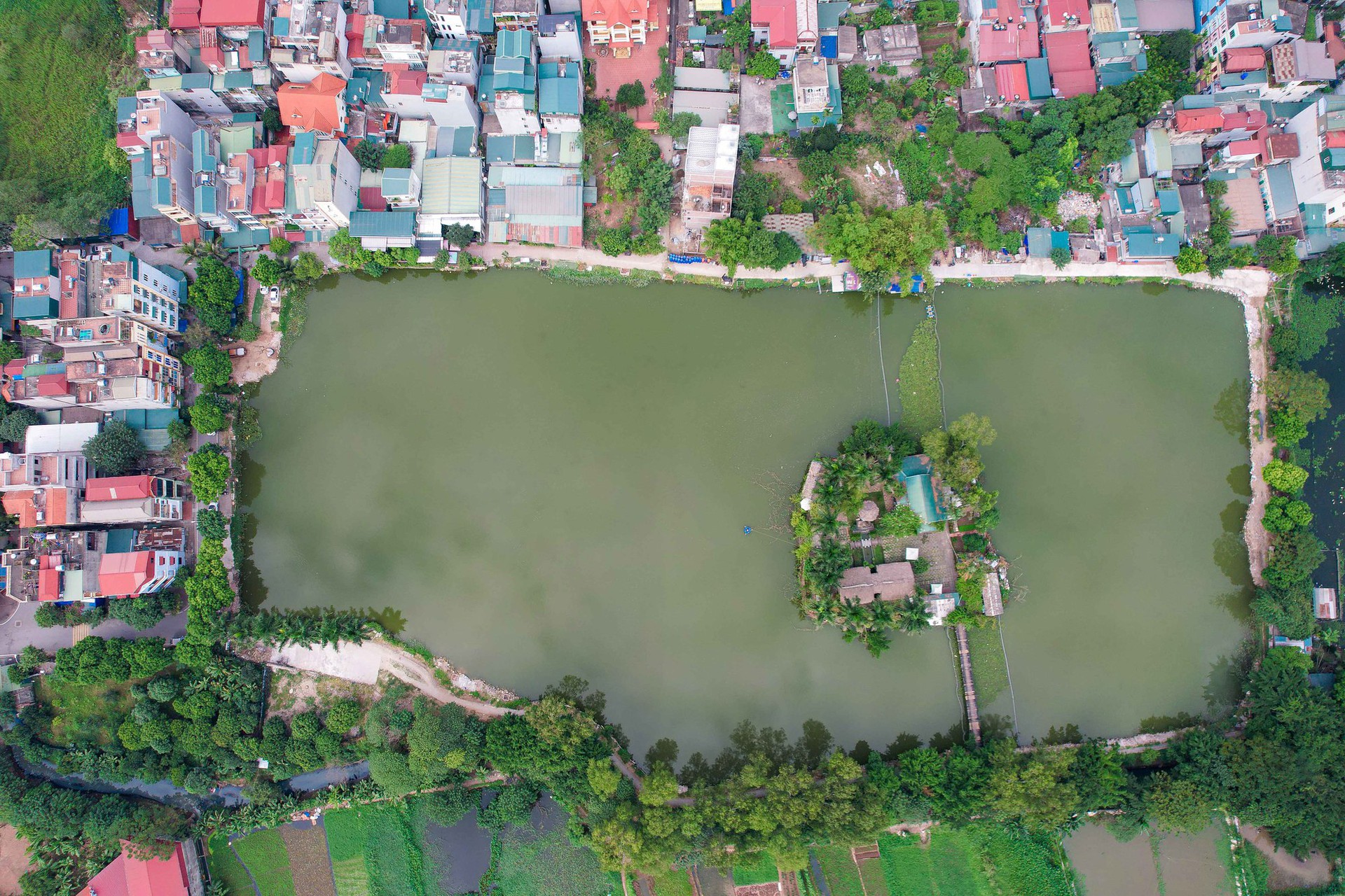 Cận cảnh những hồ nước ở H&agrave; Nội nguy cơ bị &ldquo;khai tử&rdquo; để l&agrave;m nh&agrave;, l&agrave;m đường - Ảnh 7.