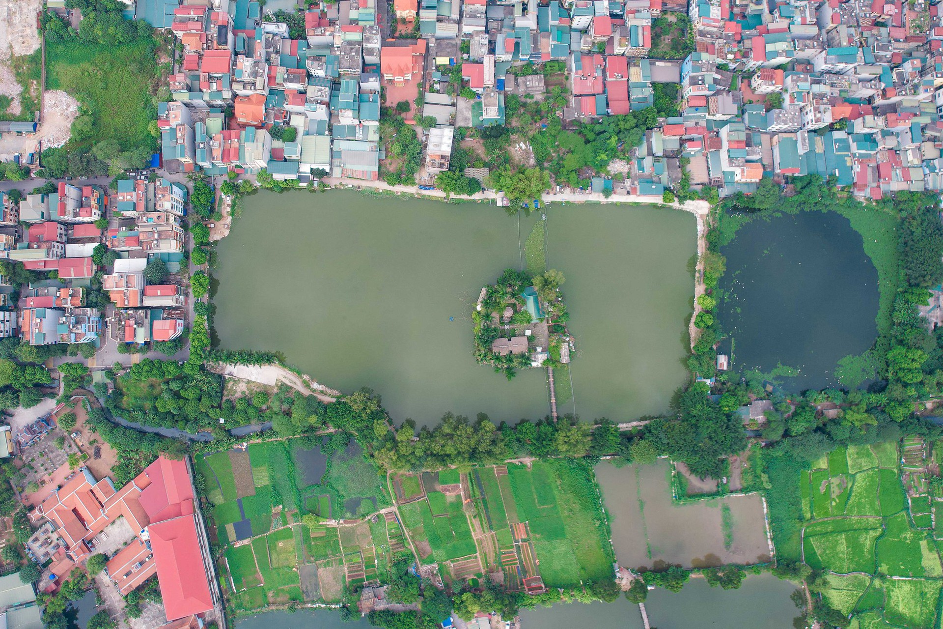Cận cảnh những hồ nước ở H&agrave; Nội nguy cơ bị &ldquo;khai tử&rdquo; để l&agrave;m nh&agrave;, l&agrave;m đường - Ảnh 6.