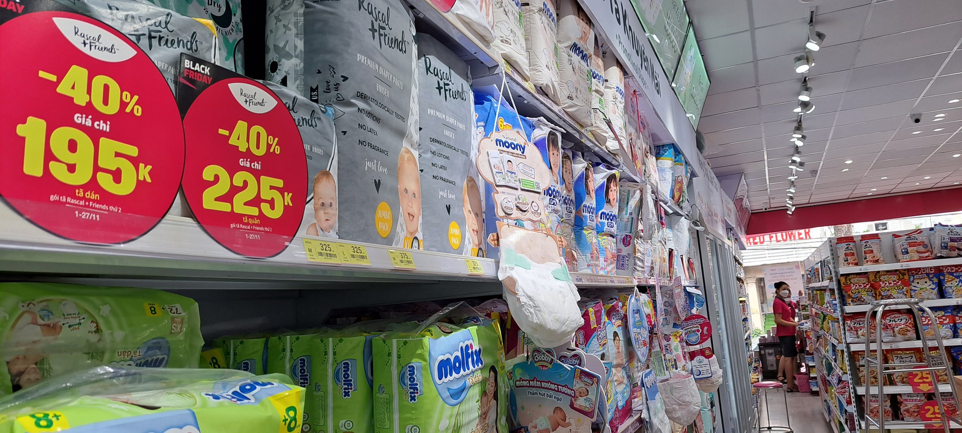 Giảm gi&aacute; tới 80% trước ng&agrave;y Black Friday, nhiều người v&agrave;o xem rồi bỏ đi - Ảnh 1.