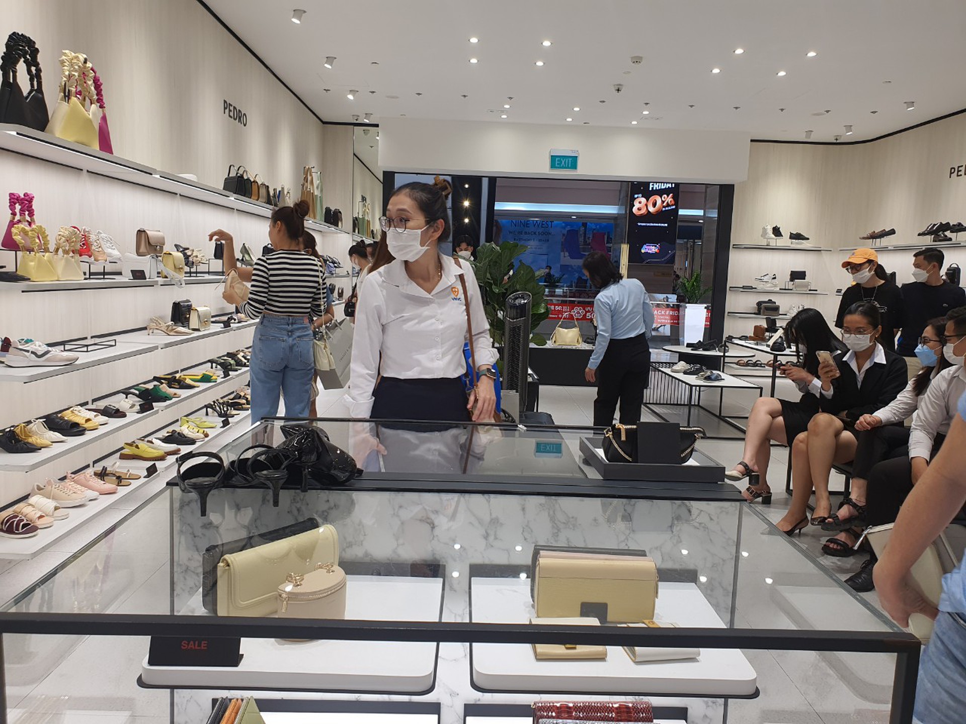 Giảm gi&aacute; tới 80% trước ng&agrave;y Black Friday, nhiều người v&agrave;o xem rồi bỏ đi - Ảnh 17.