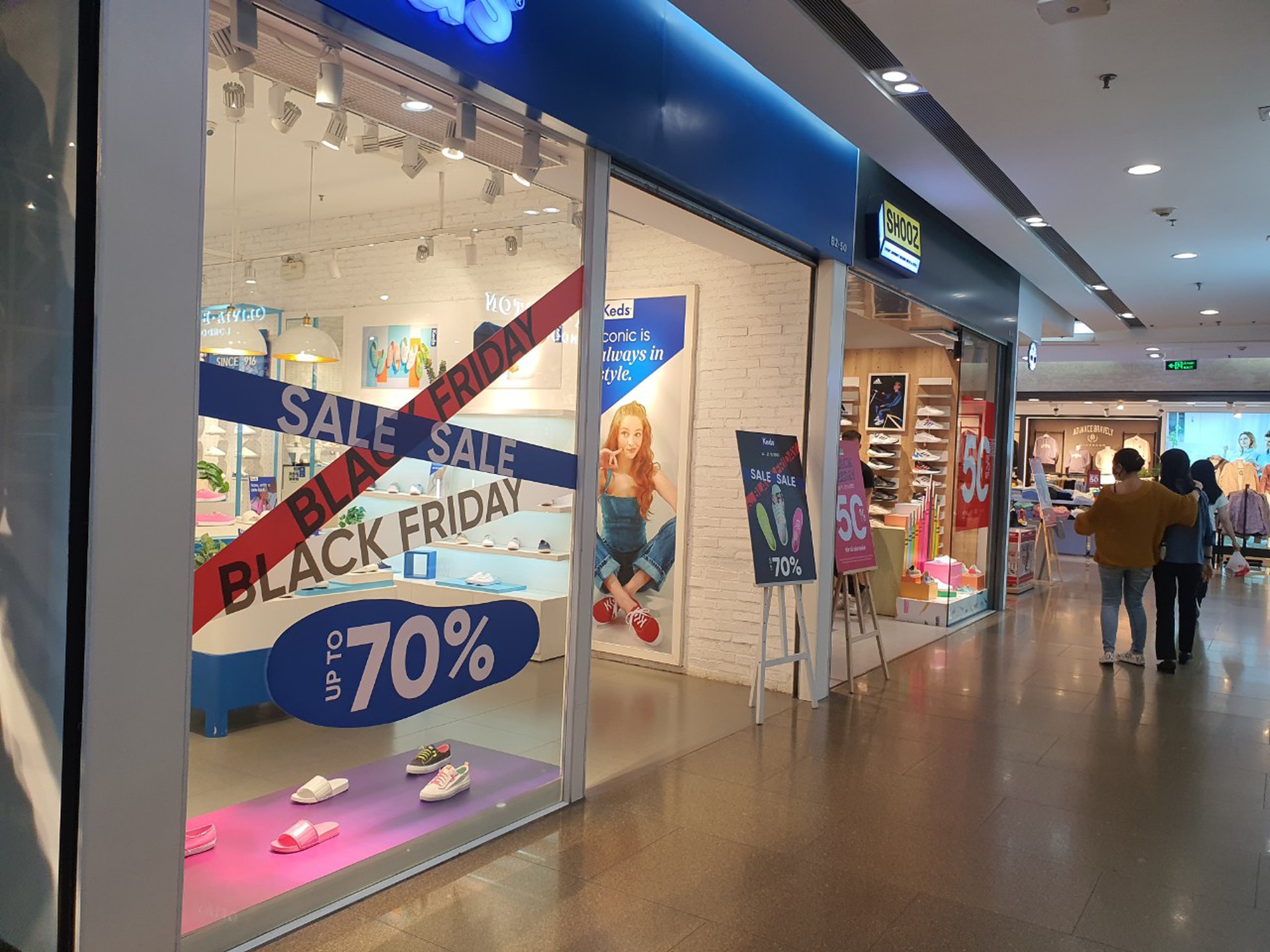 Giảm gi&aacute; tới 80% trước ng&agrave;y Black Friday, nhiều người v&agrave;o xem rồi bỏ đi - Ảnh 5.