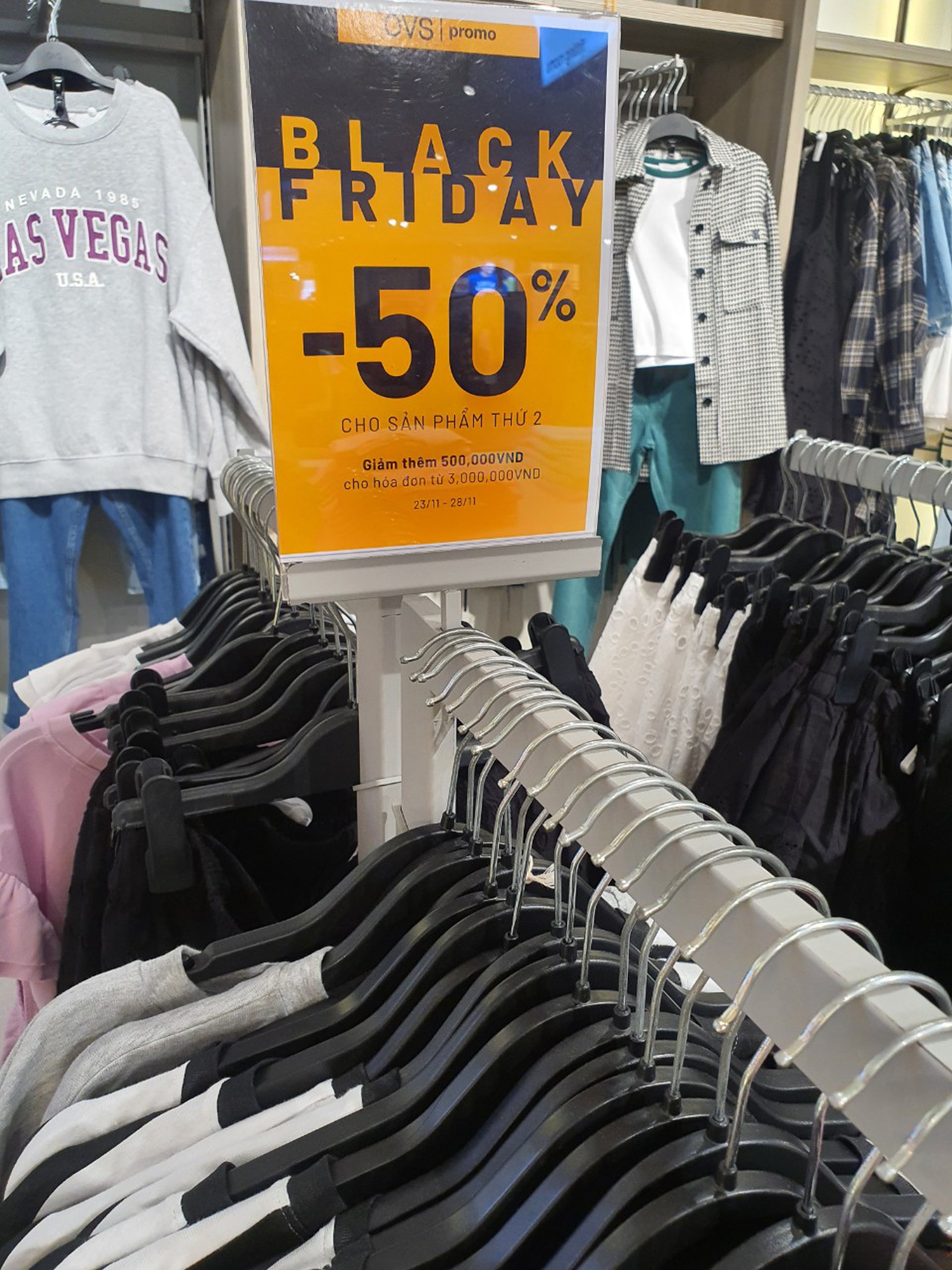 Giảm gi&aacute; tới 80% trước ng&agrave;y Black Friday, nhiều người v&agrave;o xem rồi bỏ đi - Ảnh 6.