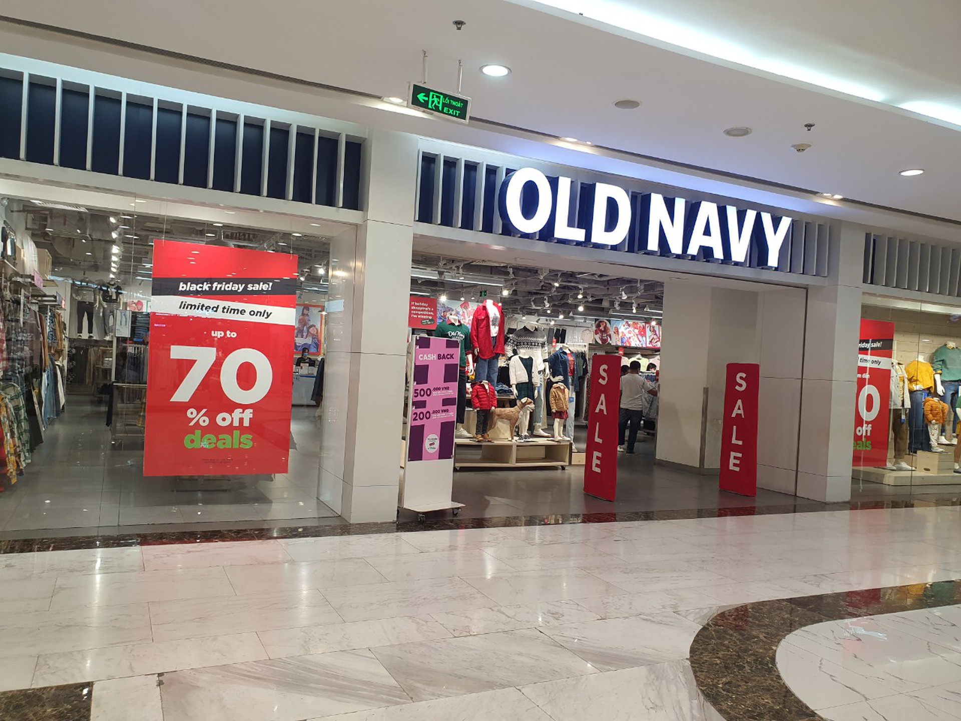 Giảm gi&aacute; tới 80% trước ng&agrave;y Black Friday, nhiều người v&agrave;o xem rồi bỏ đi - Ảnh 3.