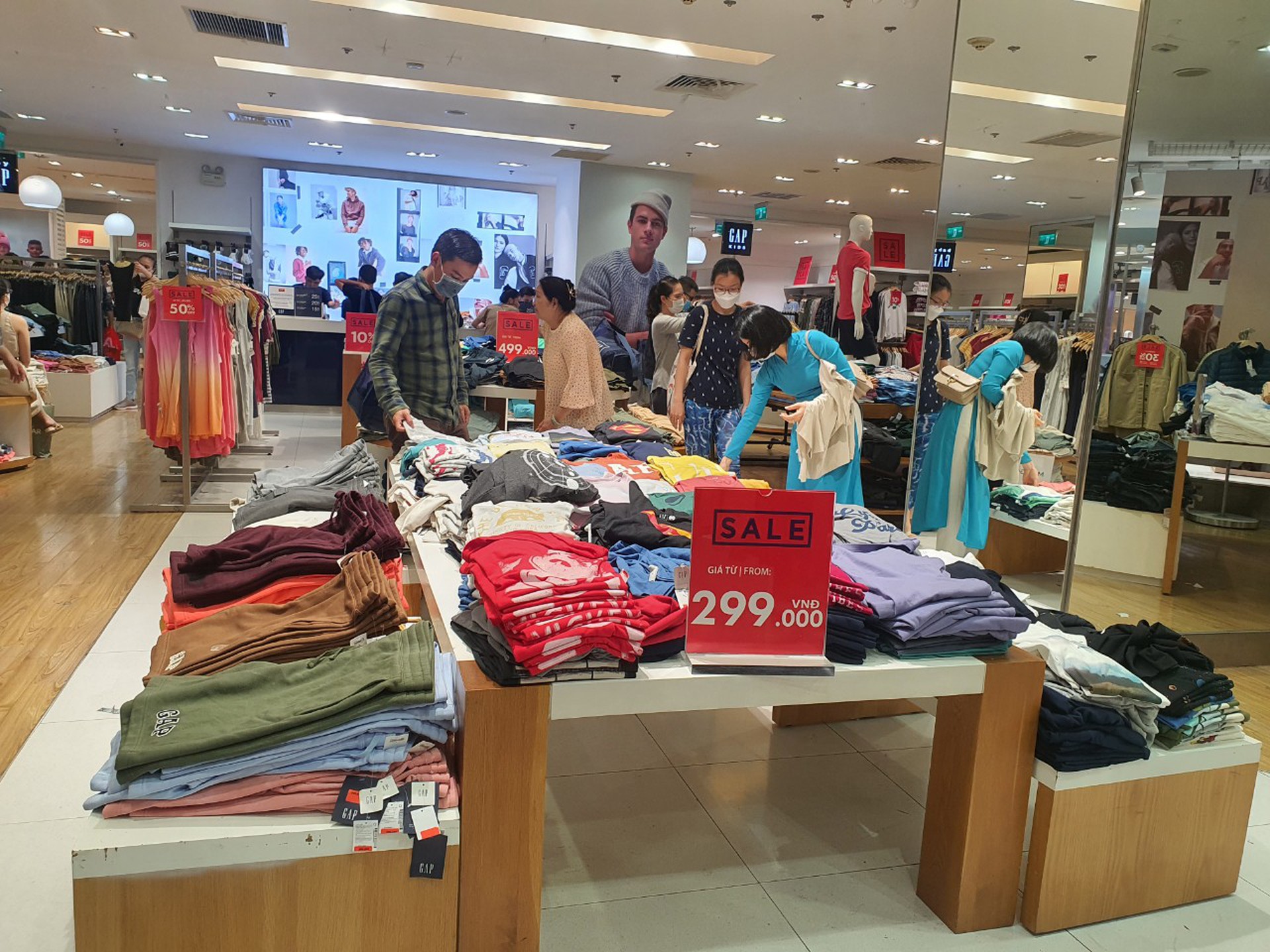 Giảm gi&aacute; tới 80% trước ng&agrave;y Black Friday, nhiều người v&agrave;o xem rồi bỏ đi - Ảnh 19.