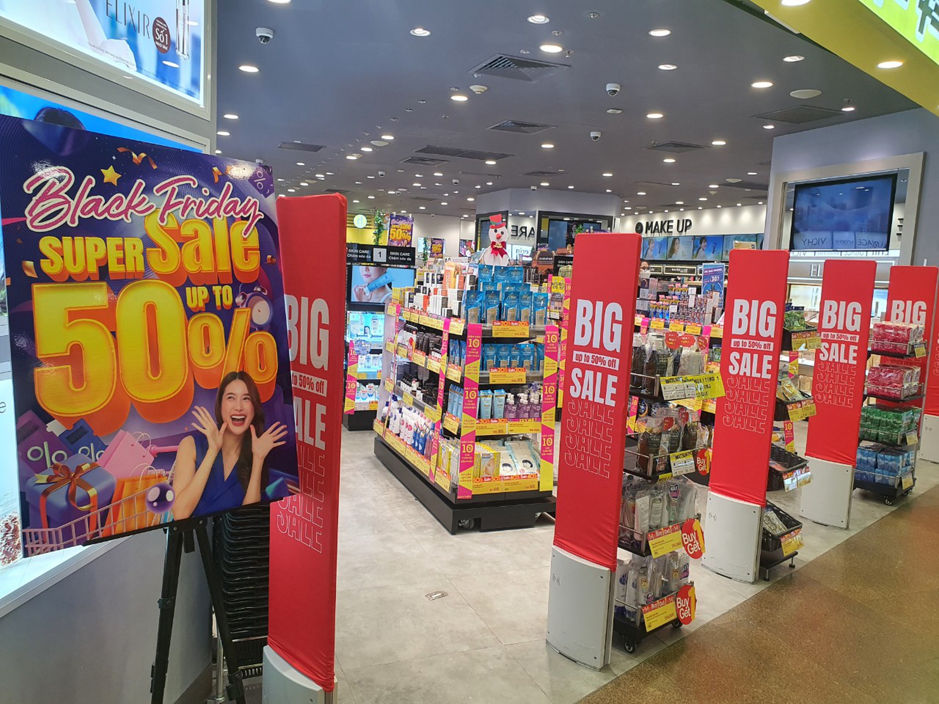Giảm gi&aacute; tới 80% trước ng&agrave;y Black Friday, nhiều người v&agrave;o xem rồi bỏ đi - Ảnh 7.