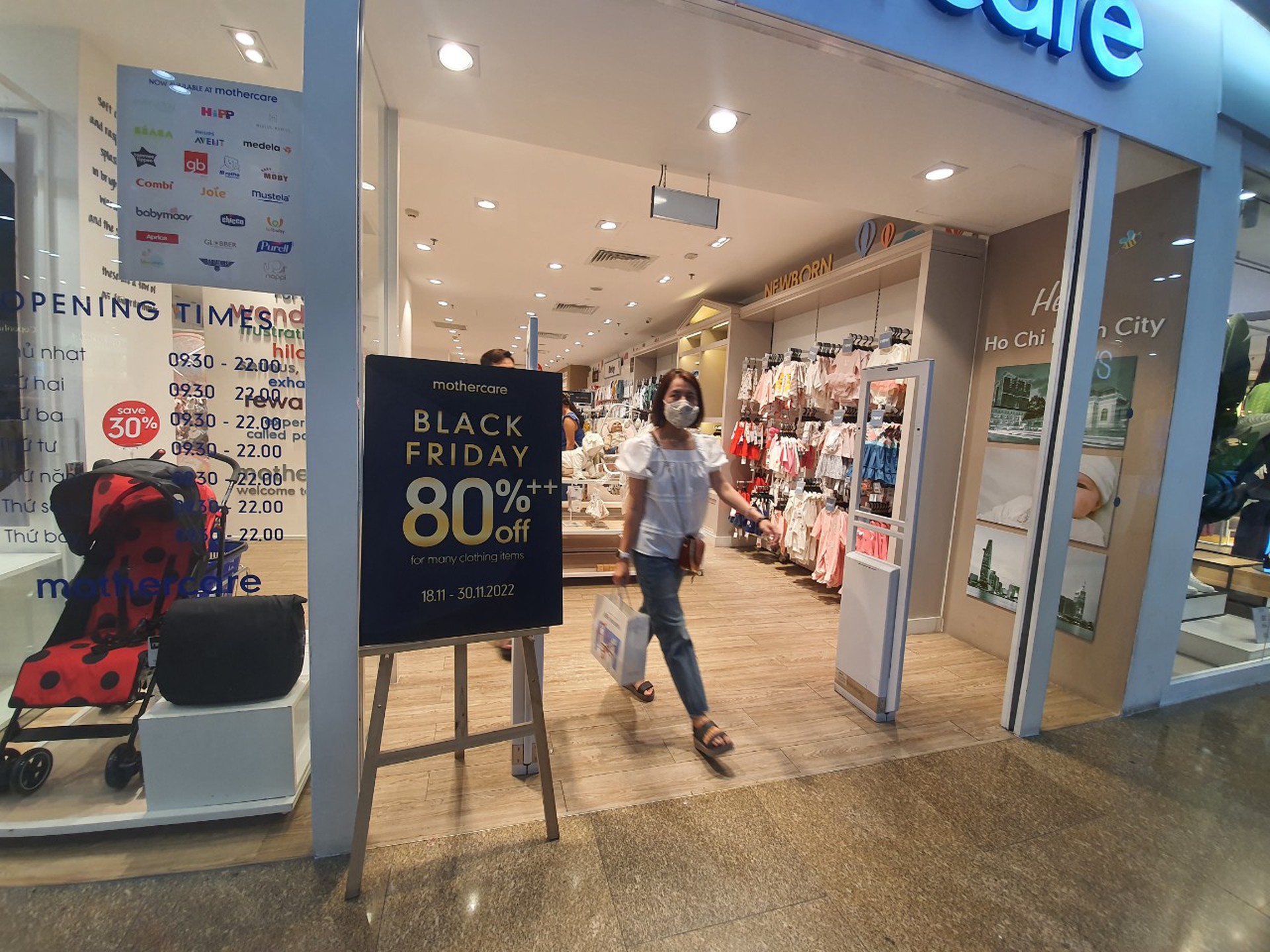 Giảm gi&aacute; tới 80% trước ng&agrave;y Black Friday, nhiều người v&agrave;o xem rồi bỏ đi - Ảnh 10.
