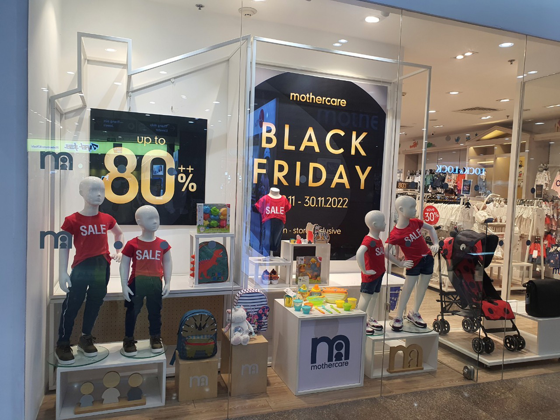 Giảm gi&aacute; tới 80% trước ng&agrave;y Black Friday, nhiều người v&agrave;o xem rồi bỏ đi - Ảnh 9.
