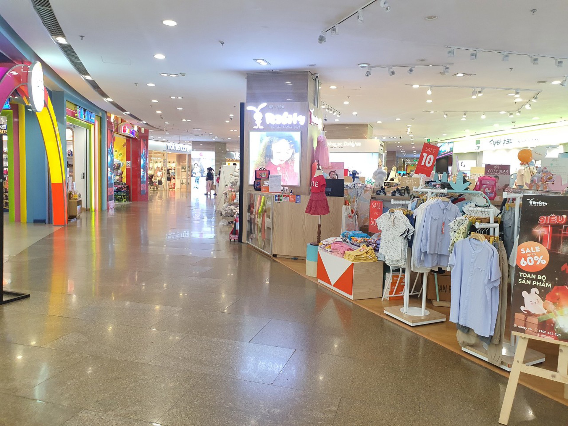 Giảm gi&aacute; tới 80% trước ng&agrave;y Black Friday, nhiều người v&agrave;o xem rồi bỏ đi - Ảnh 12.