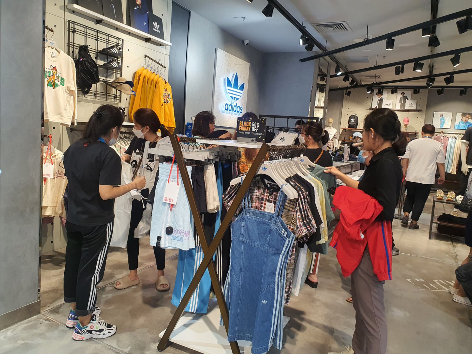 Giảm gi&aacute; tới 80% trước ng&agrave;y Black Friday, nhiều người v&agrave;o xem rồi bỏ đi - Ảnh 16.