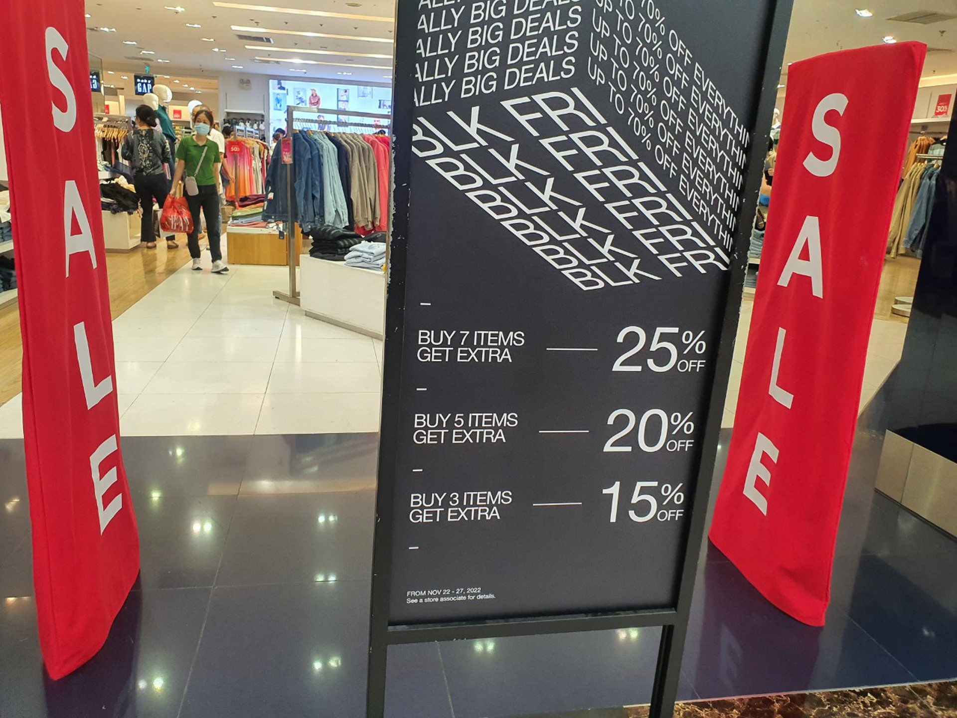 Giảm gi&aacute; tới 80% trước ng&agrave;y Black Friday, nhiều người v&agrave;o xem rồi bỏ đi - Ảnh 11.