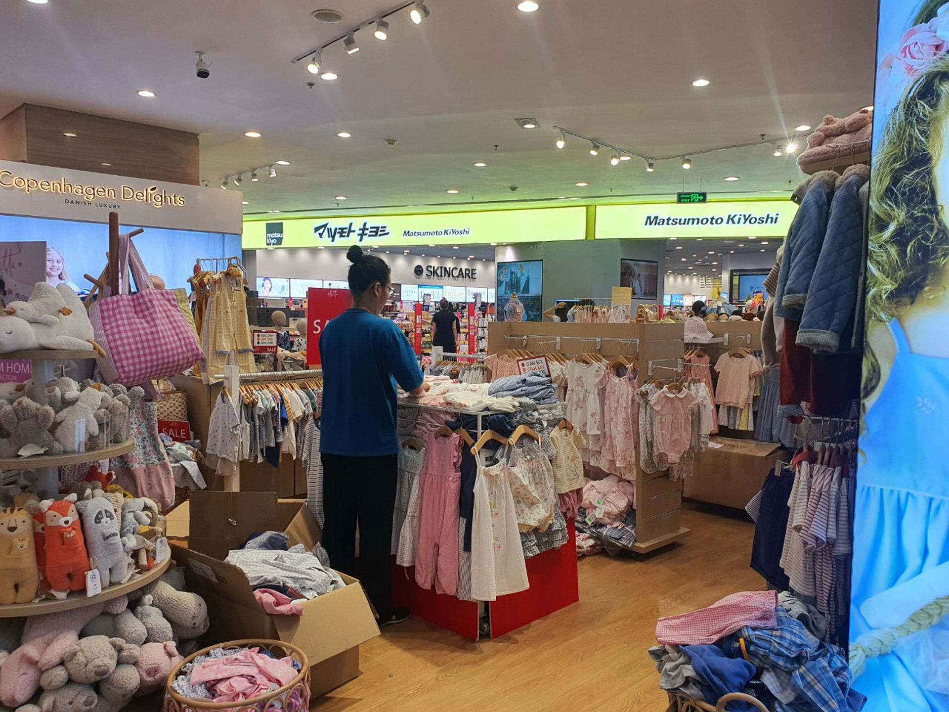 Giảm gi&aacute; tới 80% trước ng&agrave;y Black Friday, nhiều người v&agrave;o xem rồi bỏ đi - Ảnh 18.