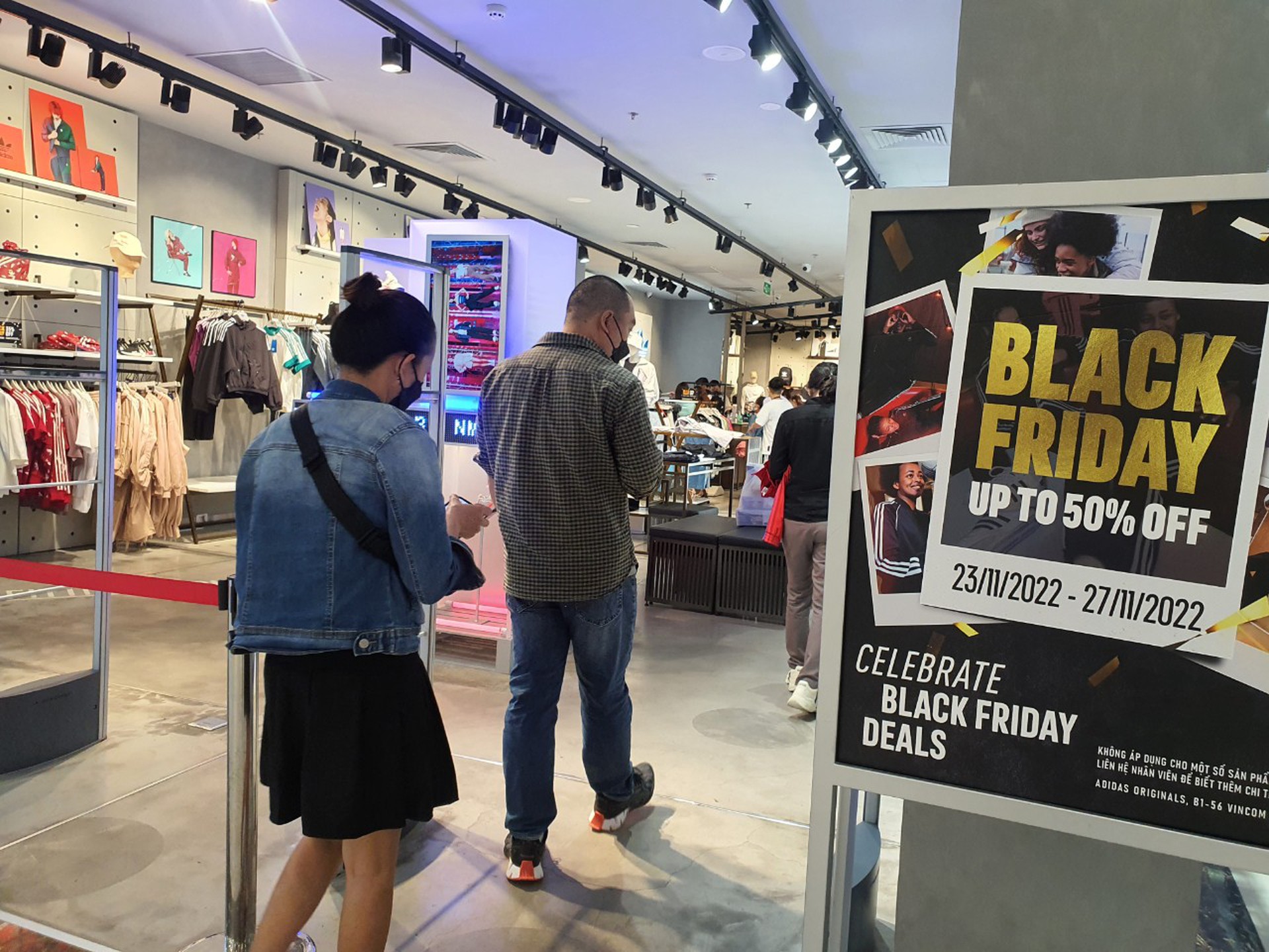Giảm gi&aacute; tới 80% trước ng&agrave;y Black Friday, nhiều người v&agrave;o xem rồi bỏ đi - Ảnh 8.