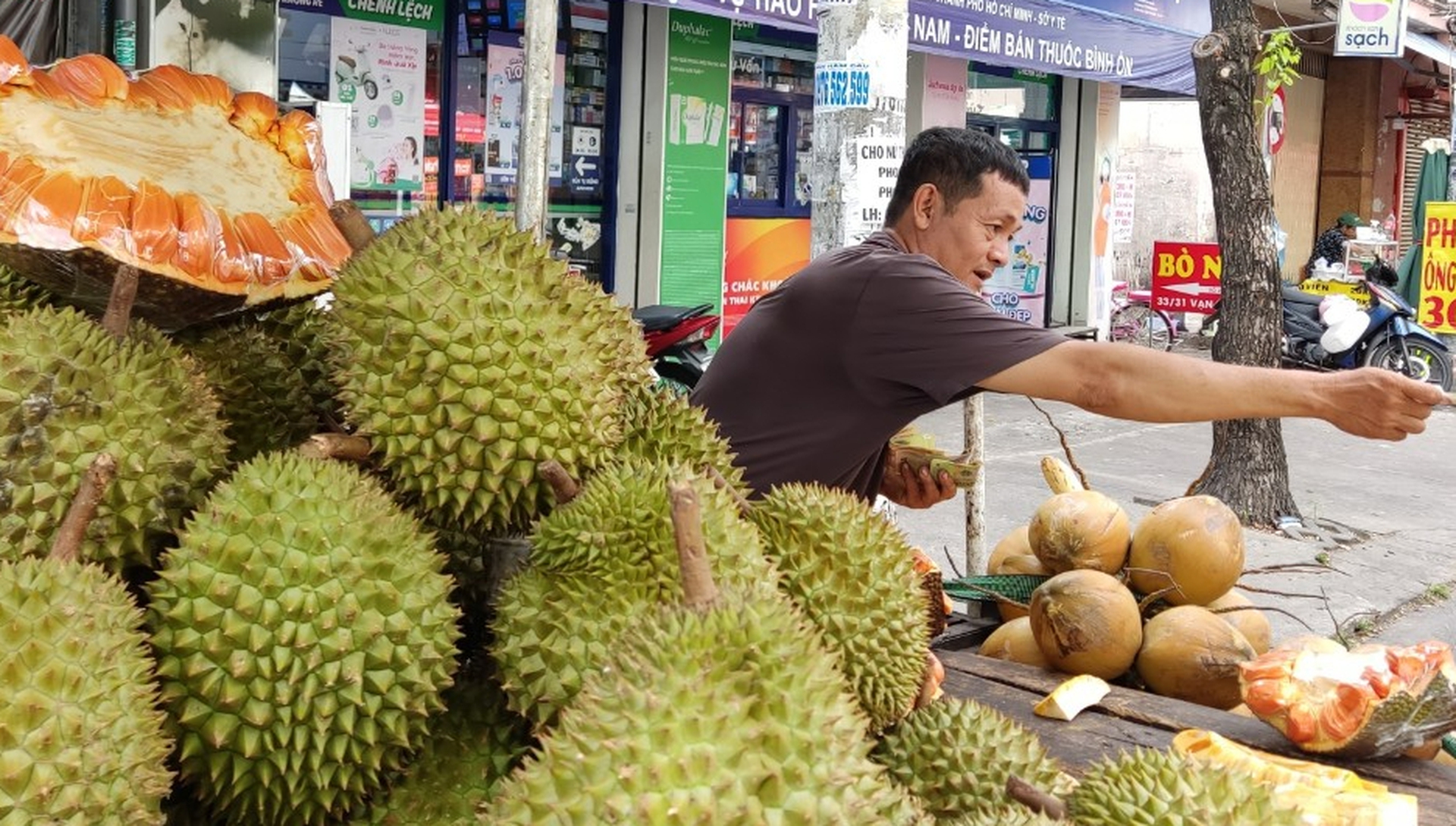 M&iacute;t ruột đỏ gi&aacute; v&agrave;i trăm ng&agrave;n 1 kg vẫn ch&aacute;y h&agrave;ng  - Ảnh 2.