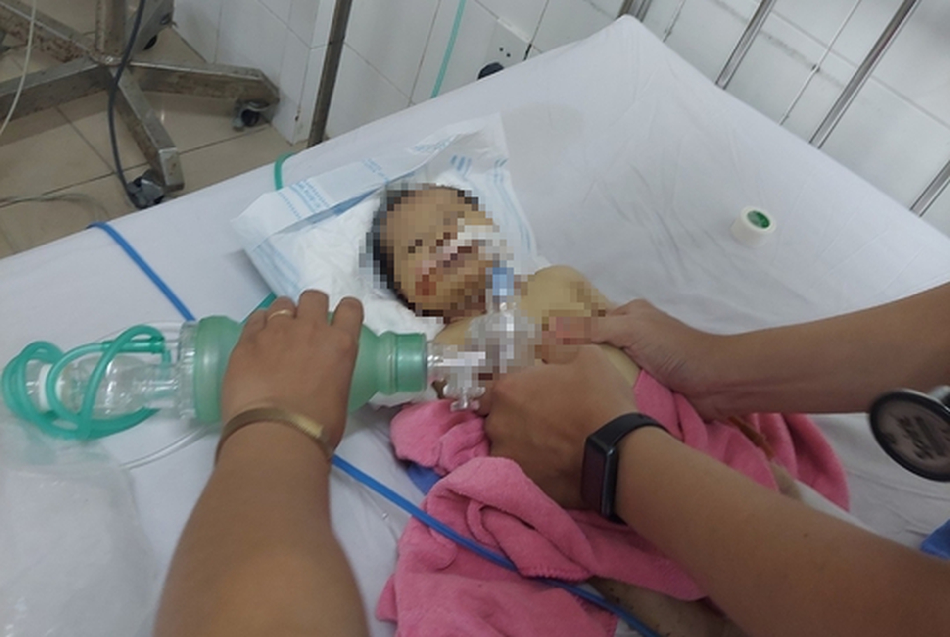 B&eacute; g&aacute;i sơ sinh bị bỏ rơi giữa rừng ở Quảng Nam đ&atilde; kh&ocirc;ng qua khỏi - Ảnh 1.