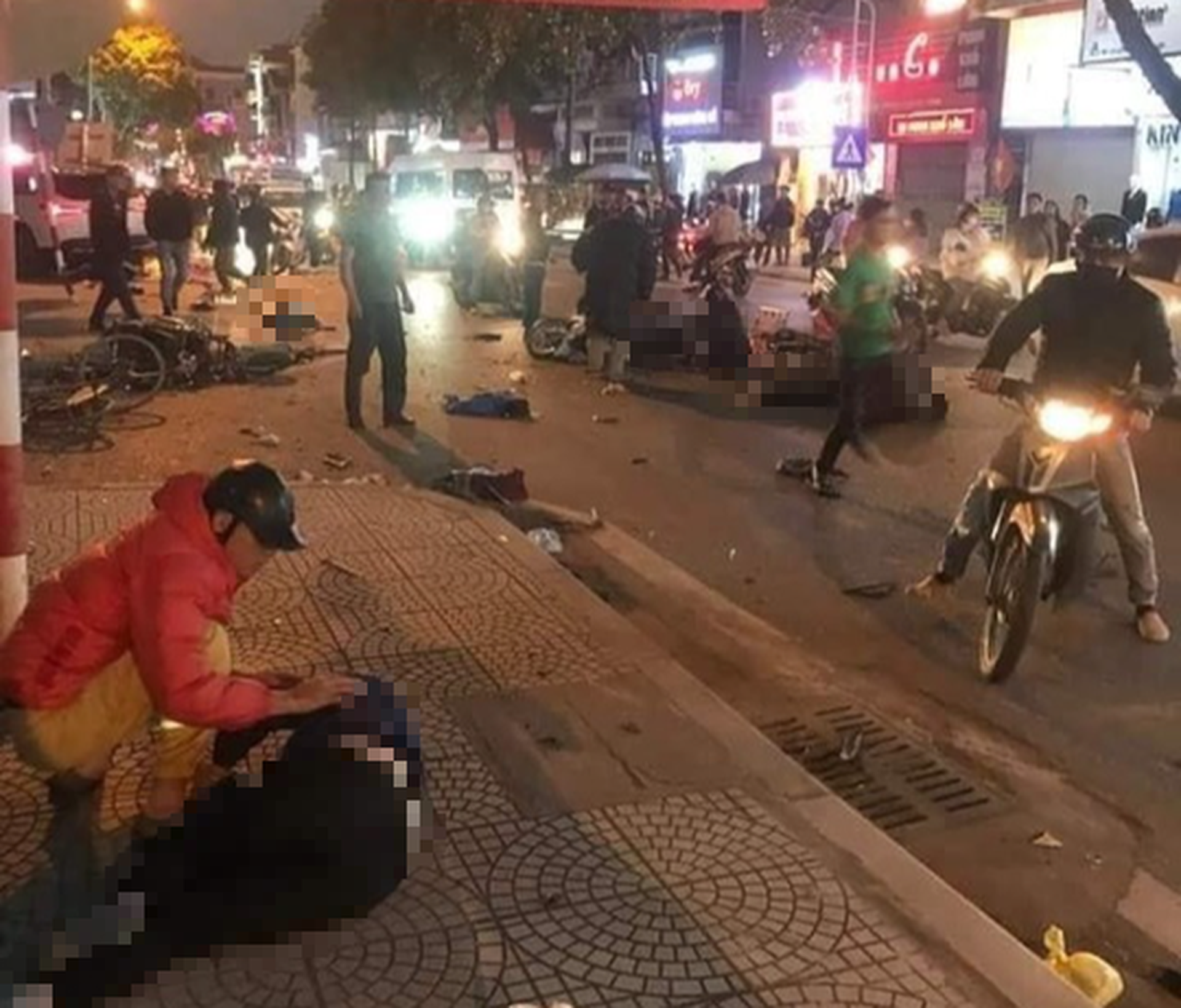 &Ocirc;t&ocirc; g&acirc;y tai nạn li&ecirc;n ho&agrave;n khiến 2 người chết, 3 người bị thương - Ảnh 1.